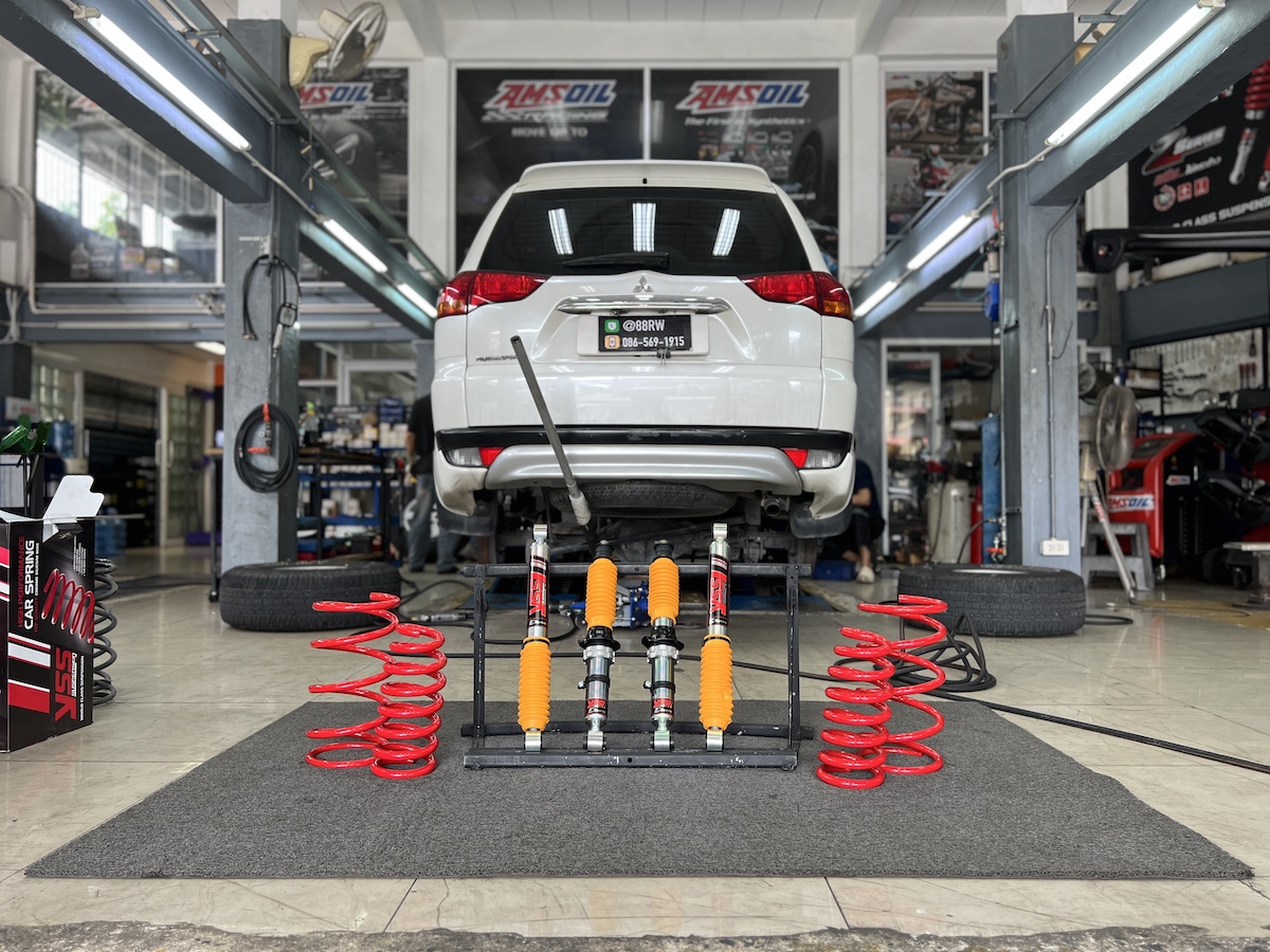 Mitsubishi Pajero Sport ติดตั้งโช้คอัพ YSS E-Series Full Set พร้อมสปริง YSS Performance สิ่งที่จะได้รับหลังจากติดตั้ง: หนึบ นิ่ง ขับสบาย: โช้คอัพ YSS E-Series (Monotube) พร้อมเทคโนโลยี VVSC ช่วยให้รถนุ่มนวลเมื่อขับช้า และหนึบแน่นเมื่อใช้ความเร็ว ลดอาการโคลงเคลง: สปริง YSS Performance ถูกออกแบบมาเพื่อบาลานซ์น้ำหนักรถ PPV โดยเฉพาะ ช่วยลดอาการโยนตัวของรถได้อย่างมีประสิทธิภาพ ทนทานคุ้มค่า: โช้คอัพ Monotube ทำงานได้อย่างเสถียร ระบายความร้อนได้ดี และสามารถ เปิดซ่อมบำรุงได้ ตลอดอายุการใช้งาน จบครบทุกปัญหา: ติดตั้งโดยทีมช่างผู้เชี่ยวชาญ พร้อมบริการตั้งศูนย์ด้วยเครื่องมือที่ทันสมัยที่สุด เหมาะสำหรับใคร? เจ้าของ Pajero Sport ที่เน้นความสมดุลของช่วงล่าง ผู้ที่ต้องการยกระดับ Performance ให้ดีกว่าโช้คเดิมติดรถอย่างชัดเจน 👉 เปลี่ยนรถคุณให้ขับขี่สนุกและปลอดภัยกว่าเดิม! นัดหมายเข้ารับบริการได้เลยครับ 📌 สอบถามข้อมูลเพิ่มเติม หรือนัดหมายเข้ารับบริการ ☎️ : 08-6569-1915 ☎️ : 08-6544-5963 💬 Line id : @88rw 📍 Location : https://goo.gl/maps/HrNUAZXPN94KvxZ98 🌐 Facebook : https://www.facebook.com/88rwtire #Mitsubishi #PajeroSport #YSS #YSSSuspension #ESeries #YSSPerformance #โช้คอัพ #ช่วงล่าง #ยางเจริญรุ่งเรือง #นนทบุรี #งามวงศ์วาน #รถครอบครัว