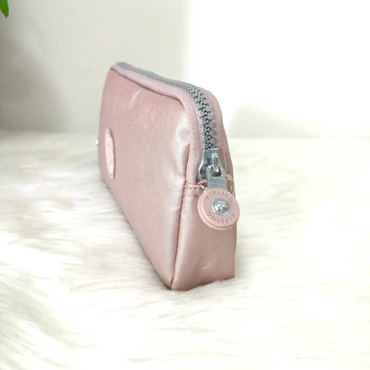 KIPLING กระเป๋าสตางค์ซิปรอบ ใบยาว Seoul up clutch & sling bag