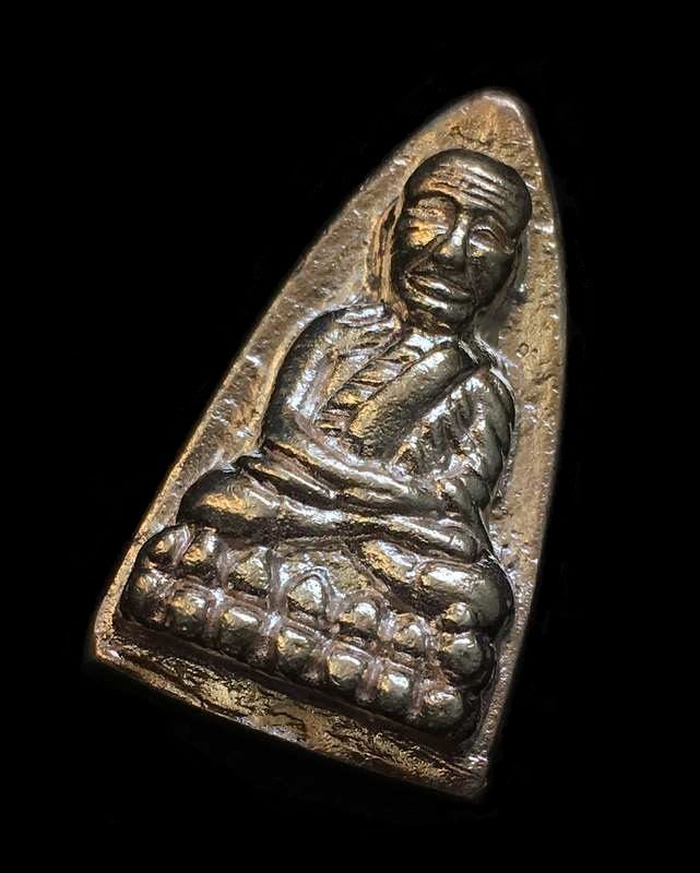 พระหลวงพ่อทวด วัดช้างให้ รุ่นสร้างพิพิธภัณฑ์ ๕๘ หลังเตารีดใหญ่ A (พิมพ์เนื้อ เมฆพัตร) เนื้อเงิน หมายเลข ๒๙๓๐