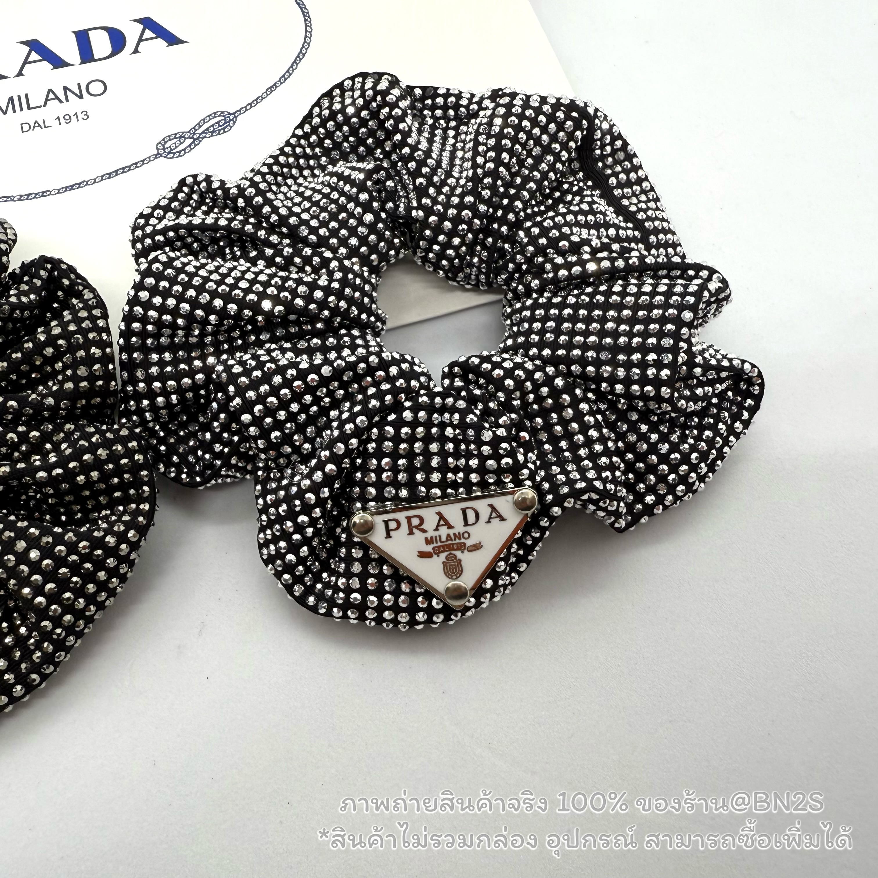 สีขาว | ผ้ารัดผมประดับคริสตัล ปราด้า Crystal Satin Scrunchie | PRADA พร้อมส่งในไทย ภาพถ่ายสินค้าจริง 100% รับรองว่าสวย สี เงิน / ดำ ไม่มีกล่อง อุปกรณ์