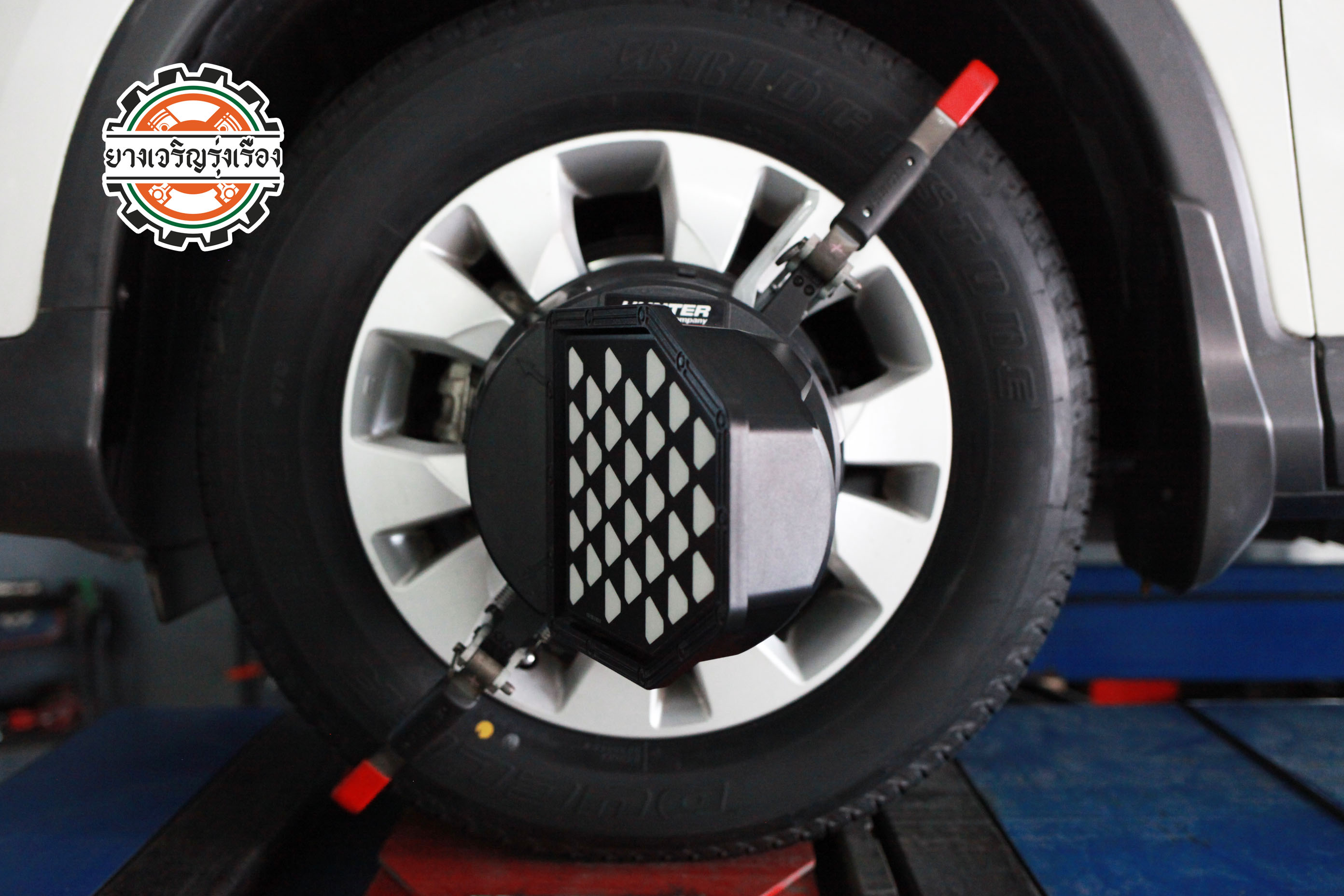 HONDA CRV เปลี่ยนยางรถยนต์ Bridgestone 225/65R17 พร้อมบริการติดตั้ง ตั้งศูนย์รถยนต์ hunter ที่้ร้านยางเจริญรุ่งเรือง นนทบุรี งามวงศ์วาน 08-6569-1915 บุ๊ก และทีมงาน ยินดีต้อนรับครับ