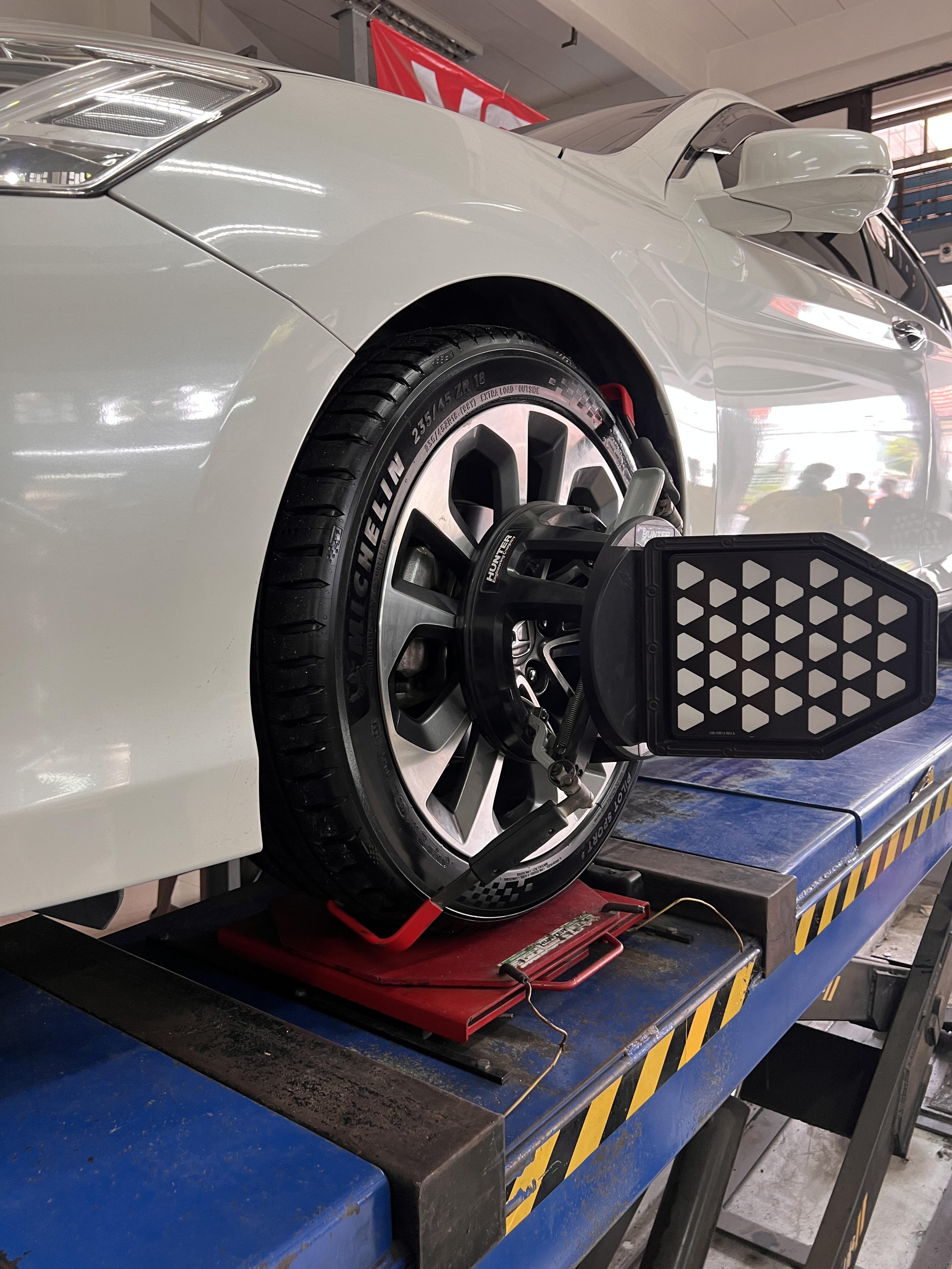 HONDA ACCORD G9 เปลี่ยนยางรถยนต์ เน้น performance [+] Michelin Pilot sport 5 235/45R18 *เพื่อความสะดวกในการรับบริการ นัดหมายเวลาก่อนเข้ารับบริการทุกครั้งครับ 𝙊𝙪𝙧 𝙎𝙚𝙧𝙫𝙞𝙘𝙚 บริการทางร้านเรารับทำอะไรบ้าง 🔧 มียางรถยนต์ทุกยี่ห้อให้เลือกซื้อ 🔧 โช้คอัพ สปริง 🔧 เช็คช่วงล่าง แก้ปัญหาให้ตรงจุด 🔧 ติดตั้งยางแบบไร้รอย 100% 🔧 บริการสลับยาง ตามอายุ 🔧 บริการล้างลิ้นปีกผีเสื้อ 🔧 บริการเช็คระยะรถยนต์ 🔧 เปลี่ยนถ่ายของเหลวทั้งระบบ 🔧 ตั้งศูนย์ด้วยเครื่อง HUNTER นำเข้าจาก USA สอบถามข้อมูลเพิ่มเติม หรือนัดหมายเข้ารับบริการ ☎️ : 08-6569-1915 ☎️ : 08-6544-5963 Line id : @88rw Tiktok : https://www.tiktok.com/@88rwycrr Youtube : https://youtube.com/@88rw Facebook : https://www.facebook.com/88rwtire Location : https://goo.gl/maps/HrNUAZXPN94KvxZ98?coh=178573&entry=tt #รถยนต์มีปัญหาไม่รู้ต้องแก้ตรงไหน ทางเรายินดี ตรวจหาปัญหาและหาวิธีแก้ บอกลูกค้าก่อนลงมือทำเสมอราคาเป็นธรรมไม่เอาเปรียบ สบายใจคุณลูกค้า ร้านยางเจริญรุ่งเรือง ยินดีต้อนรับครับ