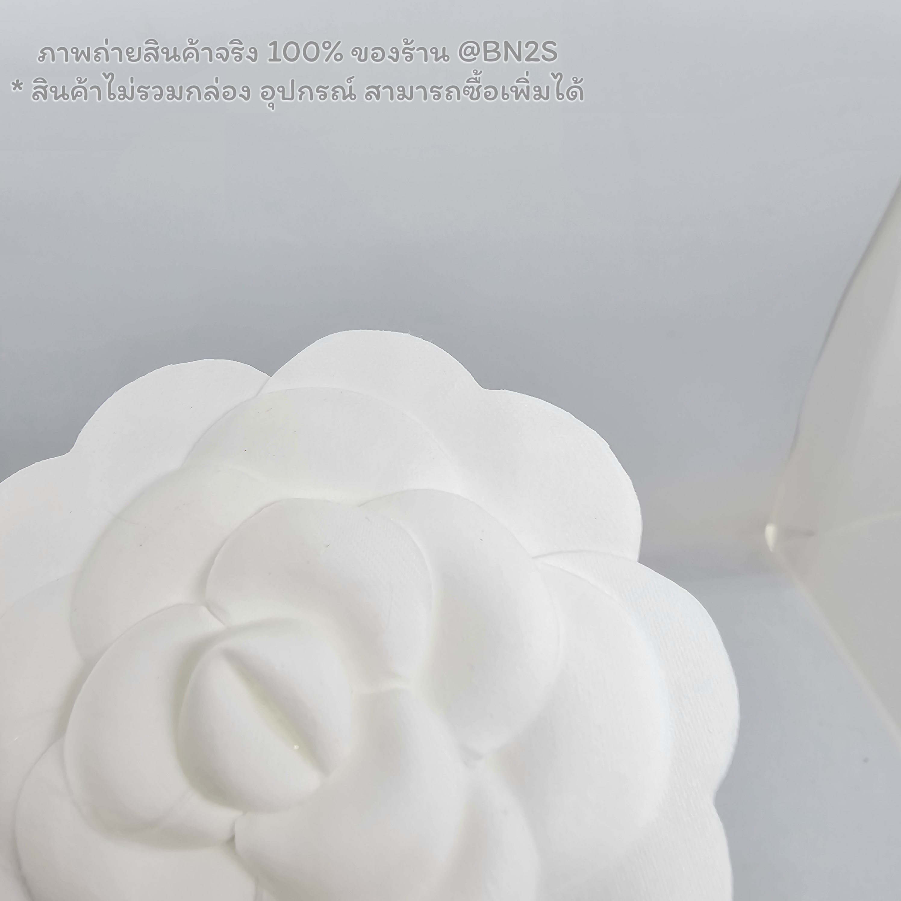 ดอกคามิเลีย ติดกล่อง Chanel สีขาว Camillie Flower