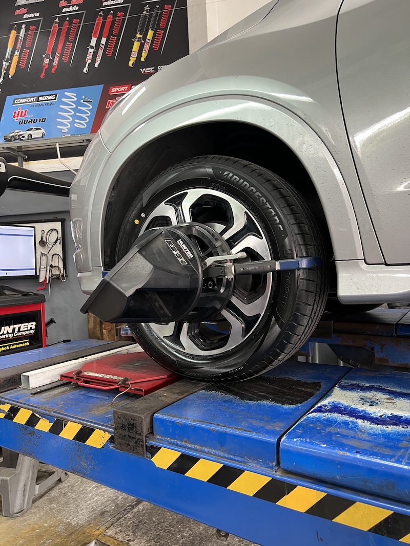 HONDA HRV เปลี่ยนยางใช้งานประจำวัน [+] Bridgestone turanza6 215/55R17 สอบถามข้อมูลเพิ่มเติม หรือนัดหมายเข้ารับบริการ ☎️ : 08-6569-1915 ☎️ : 08-6544-5963 Line id : @88rw Facebook : https://www.facebook.com/88rwtire Location : https://goo.gl/maps/HrNUAZXPN94KvxZ98 #hondahrv #Bridgestone #BridgestoneTuranza6 #ผ้าเบรกRacetech #จานเบรกRacetech