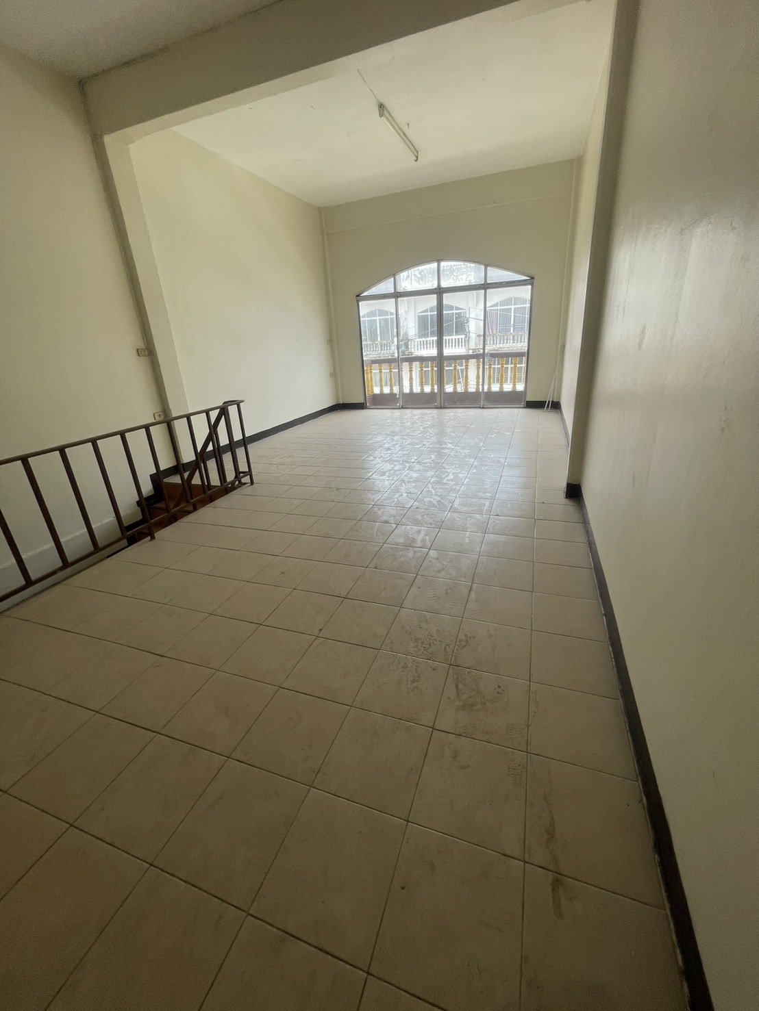 ขายอาคารพาณิชย์ หมู่บ้าน อรุณธร เนื้อที่ 20 ตารางวา 3 ชั้นครึ่งต่อเติมเต็ม มีชั้นลอยสวย เหมาะออฟฟิศ อยู่อาศัย กว้างขวาง วัชรพลสุขาภิบาล 5 ซอย45 เข้าซอย 100 เมตร ใกล้ตลาดออเงิน 3ห้องนอน 2 ห้องน้ำ ทำเลดี ด้านหน้าหมู่บ้าน ถนนเมน เข้าออกสะดวก ใกล้จัตุโชติ วงศ