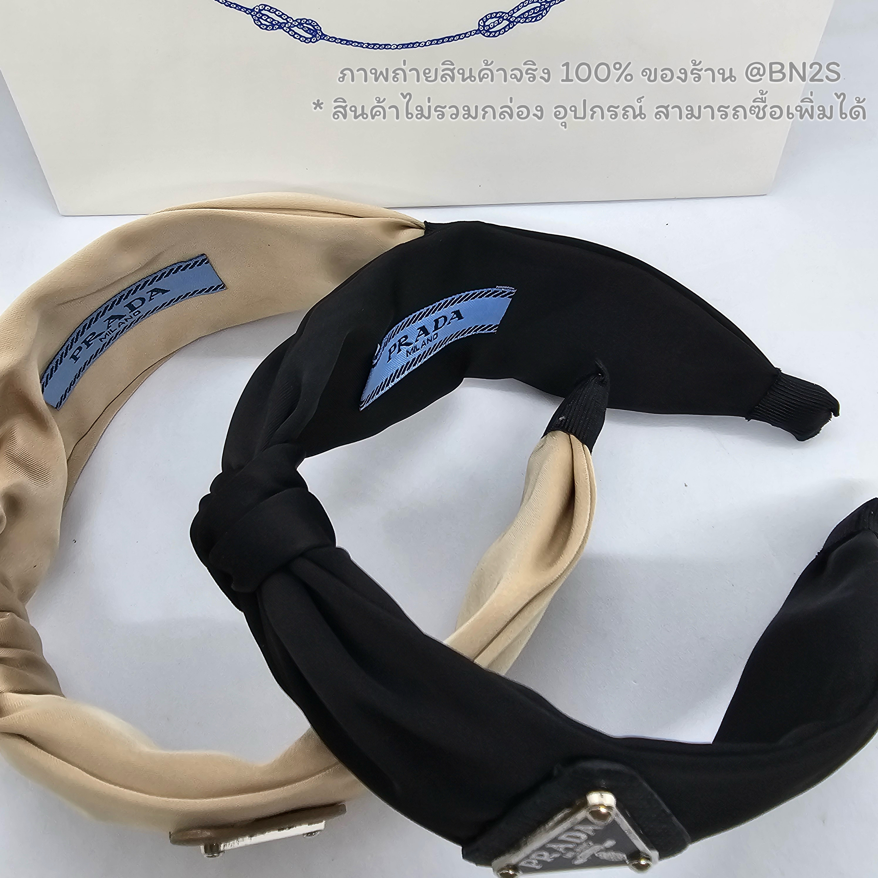 สีดำ | ที่คาดผมปราด้า PRADA Re-nylon Headband ติดโลโก้เพลท ตัวผ้ามัดปม งานสวย ภาพถ่ายสินค้าจริงของทางร้าน พร้อมส่งเจ้าเดียวใน ชป.
