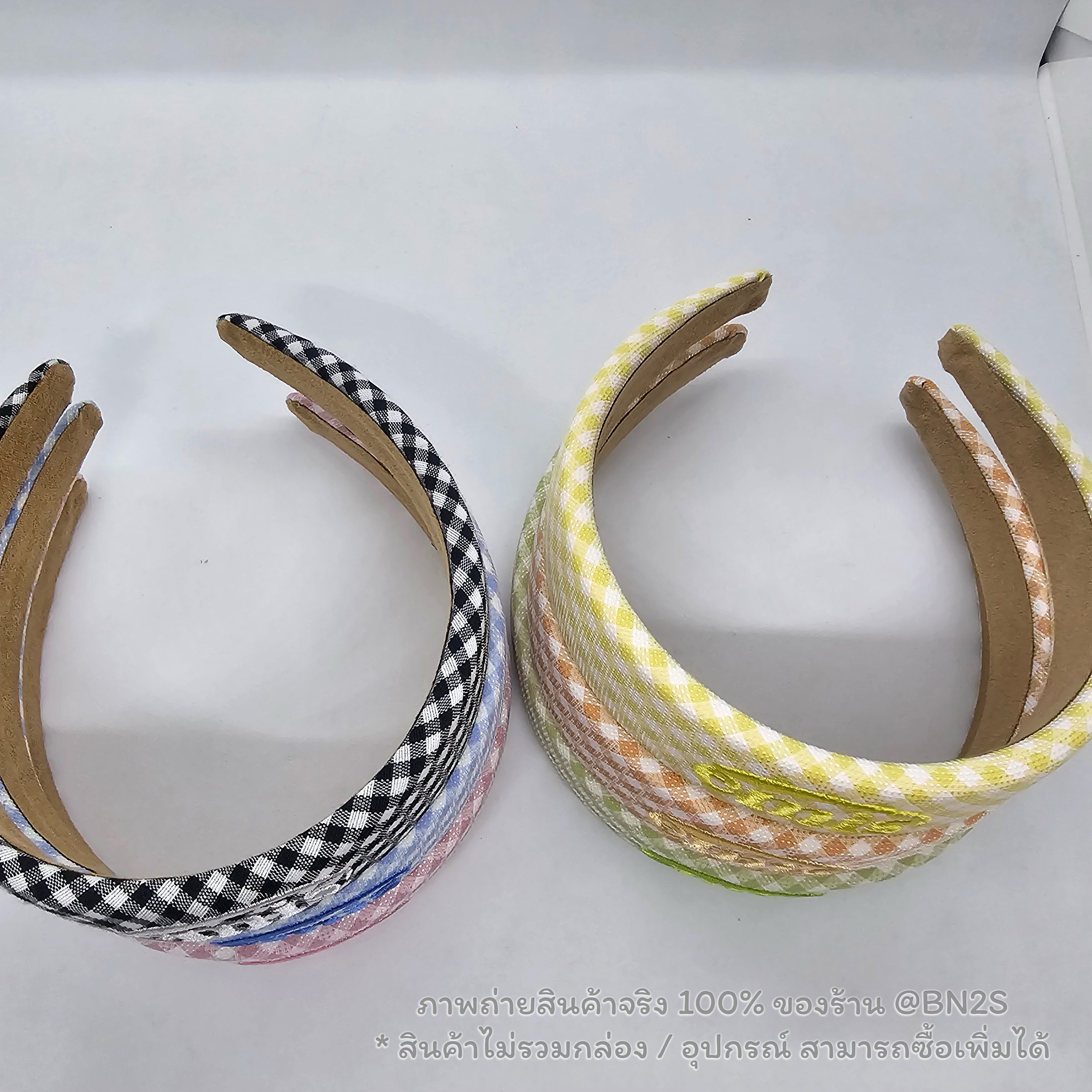 สีชมพู | ที่คาดผมอีมีส แบรนด์เกาหลี Emis Gingham Check Hairband ลายตาราง ปั๊กโลโก้ EMIS รุ่นใหม่ชนช๊อป พร้อมส่งในไทย ราคาไม่แพง ไม่มีกล่อง อุกรณ์