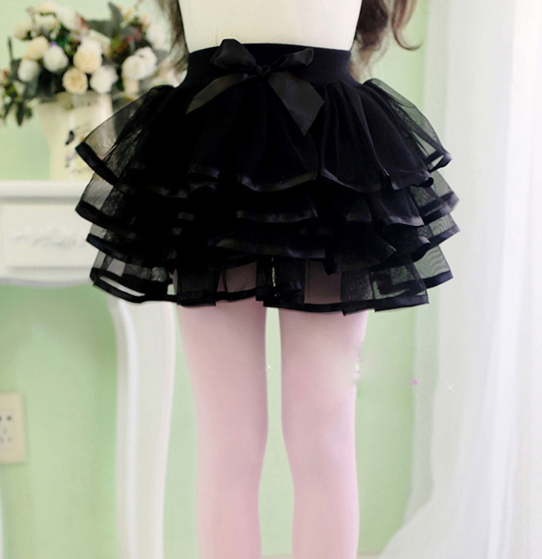 กระโปรงสีดำซ้อนหลายชั้น พลิ้วสวย