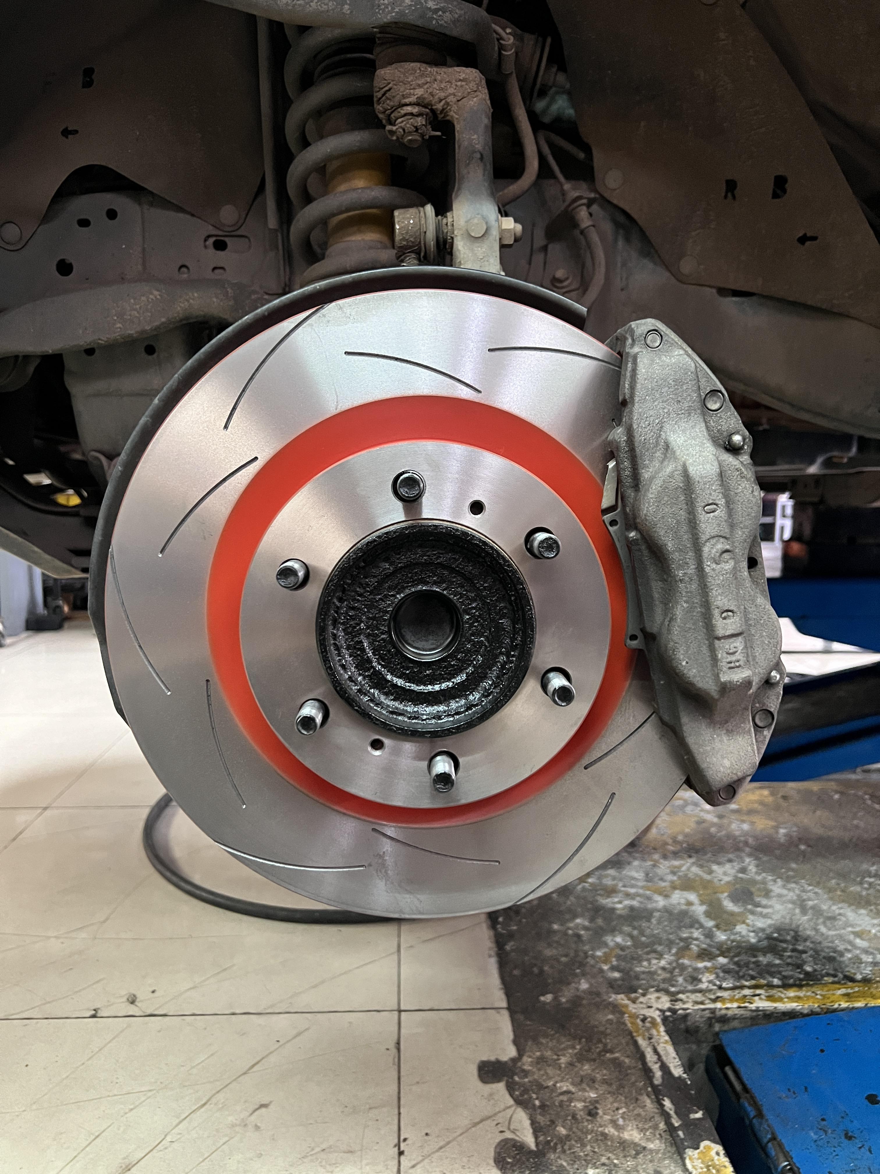 TOYOTA FORTUNER เข้ารับบริการอัพเกรดระบบเบรกให้นุ่ม หนึบ [+] XPS จานเบรกอัพเกรด ตรงรุ่น ใช้งานประจำวัน *เพื่อความสะดวกในการรับบริการ นัดหมายเวลาก่อนเข้ารับบริการทุกครั้งครับ 𝙊𝙪𝙧 𝙎𝙚𝙧𝙫𝙞𝙘𝙚 บริการทางร้านเรารับทำอะไรบ้าง 🔧 มียางรถยนต์ทุกยี่ห้อให้เลือกซื้อ 🔧 โช้คอัพ สปริง 🔧 เช็คช่วงล่าง แก้ปัญหาให้ตรงจุด 🔧 ติดตั้งยางแบบไร้รอย 100% 🔧 บริการสลับยาง ตามอายุ 🔧 บริการล้างลิ้นปีกผีเสื้อ 🔧 บริการเช็คระยะรถยนต์ 🔧 เปลี่ยนถ่ายของเหลวทั้งระบบ 🔧 ตั้งศูนย์ด้วยเครื่อง HUNTER นำเข้าจาก USA สอบถามข้อมูลเพิ่มเติม หรือนัดหมายเข้ารับบริการ ☎️ : 08-6569-1915 ☎️ : 08-6544-5963 Line id : @88rw Tiktok : https://www.tiktok.com/@88rwycrr Youtube : https://youtube.com/@88rw Facebook : https://www.facebook.com/88rwtire Location : https://goo.gl/maps/HrNUAZXPN94KvxZ98?coh=178573&entry=tt #รถยนต์มีปัญหาไม่รู้ต้องแก้ตรงไหน ทางเรายินดี ตรวจหาปัญหาและหาวิธีแก้ บอกลูกค้าก่อนลงมือทำเสมอราคาเป็นธรรมไม่เอาเปรียบ สบายใจคุณลูกค้า ร้านยางเจริญรุ่งเรือง ยินดีต้อนรับครับ