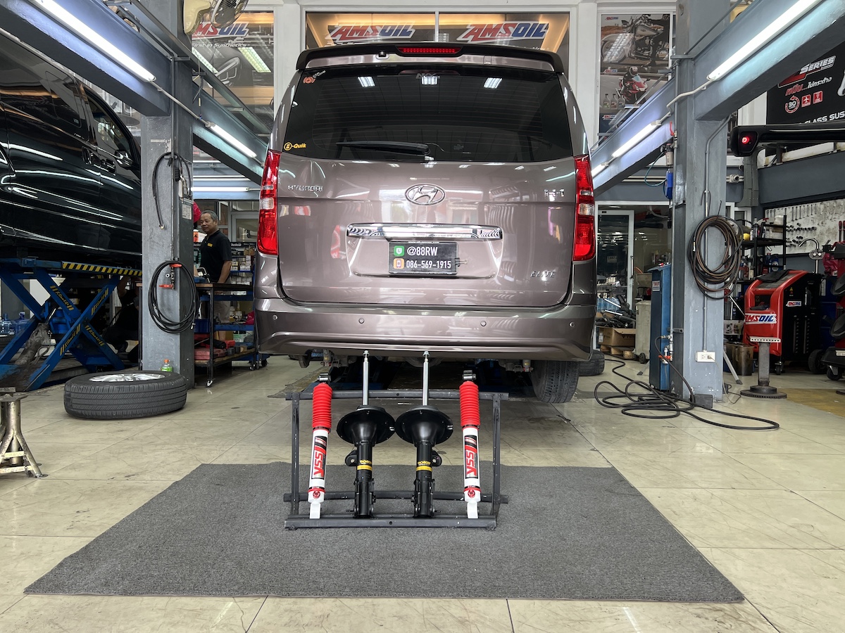 HYUNDAI H1 เข้ารับบริการเปลี่ยนโช้คอัพ ใช้งานประจำวันเน้นนุ่มหนึบ ลดอาการโคลงเคลง [+] MONROE OE SPECTRUM คู่หน้า [+] YSS DTG PLUS ปรับ 7 ระดับ สอบถามข้อมูลเพิ่มเติม หรือนัดหมายเข้ารับบริการ ☎️ : 08-6569-1915 ☎️ : 08-6544-5963 Line id : @88rw Facebook : https://www.facebook.com/88rwtire Location : https://goo.gl/maps/HrNUAZXPN94KvxZ98 #hyundaih1 #yssdtgplus #monroe #ยางรถยนต์ #ช่วงล่างรถยนต์ #โช้คอัพรถยนต์