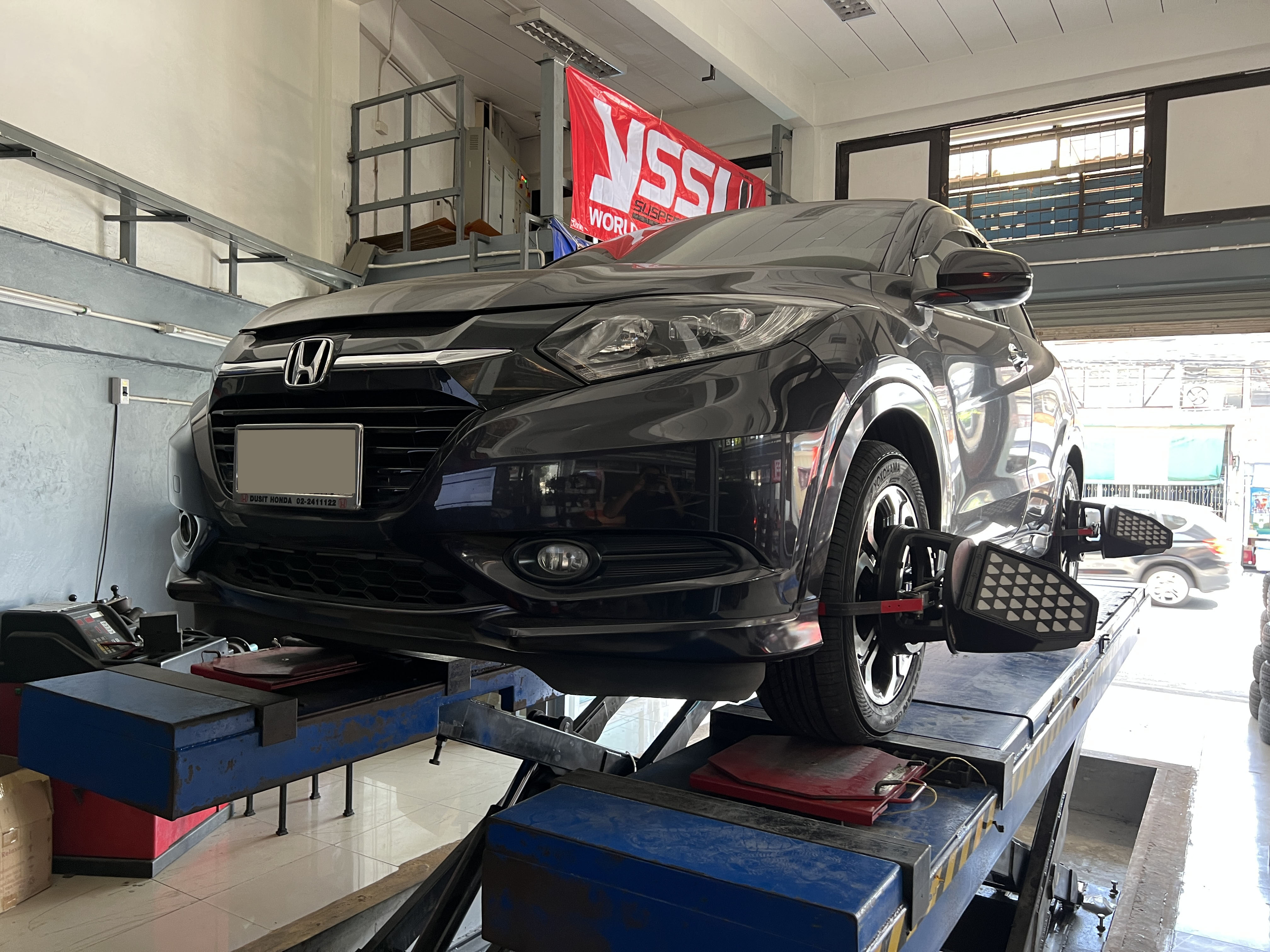 LEXUS เปลี่ยนล้อใหม่เข้ารับบริการเปลี่ยนยางรถยนต์เลือกใช้งานยาง สำหรับ SUV เลี้ยวคม บังคับแม่นยำ นุ่มนวล รองรับความเร็วและน้ำหนักของรถ SUV ได้เป็นอย่างดี [+] YOKOHAMA GEOLANDAR G058 [+] ขนาด 235/55R19 โปรโมชั่นราคาพิเศษ ติดต่อสอบถามเพิ่มเติม โทร : 08-6569-1915 บุ๊ก และทีมงาน ยินดีต้อนรับครับ 𝙊𝙪𝙧 𝙎𝙚𝙧𝙫𝙞𝙘𝙚 บริการทางร้าน เรารับทำอะไรบ้าง 🔧 ติดตั้งยางแบบไร้รอย 100% 🔧 บริการสลับยาง ตามอายุ 🔧 มียางรถยนต์ทุกยี่ห้อให้เลือกซื้อ 🔧 เช็คช่วงล่าง แก้ปัญหาให้ตรงจุด 🔧 บริการล้างลิ้นปีกผีเสื้อ 🔧 บริการเช็คระยะรถยนต์ 🔧 เปลี่ยนถ่ายของเหลวทั้งระบบ 🔧 ตั้งศูนย์ด้วยเครื่อง HUNTER นำเข้าจาก USA #รถยนต์มีปัญหาไม่รู้ต้องแก้ตรงไหน ทางเรายินดี ตรวจหาปัญหาและหาวิธีแก้ บอกลูกค้าก่อนลงมือทำเสมอราคาเป็นธรรมไม่เอาเปรียบ สบายใจคุณลูกค้า ---------------------------------- ดูแลให้คำปรึกษาทุกปัญหาคาใจ ไม่ทิ้งลูกค้า มีบริการหลังการขาย 【ให้ผู้เชี่ยวชาญของเรา ดูแลรถคุณ】 ร้านยางเจริญรุ่งเรือง ยินดีต้อนรับครับ #ยางรถยนต์ #yokohama #geolandar #g058