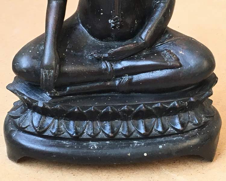พระบูชา ล้อศิลปะสุโขทัย ฐานสามขา ขนาดหน้าตัก ๔.๕ นิ้ว สูง ๙ นิ้ว เนื้อสัมฤทธิ์ หล่อดินไทย เนื้อเก่า สวย เข้ม ขลัง