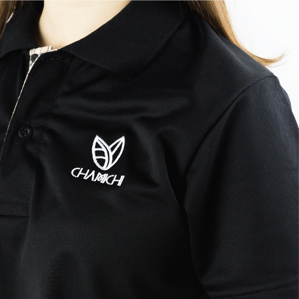 เสื้อยืด คอปก เสื้อโปโล เข้ารูป สีดำ แขนสั้น ปักลาย CHAMICHI ออกแบบโดย ทีอีเอ