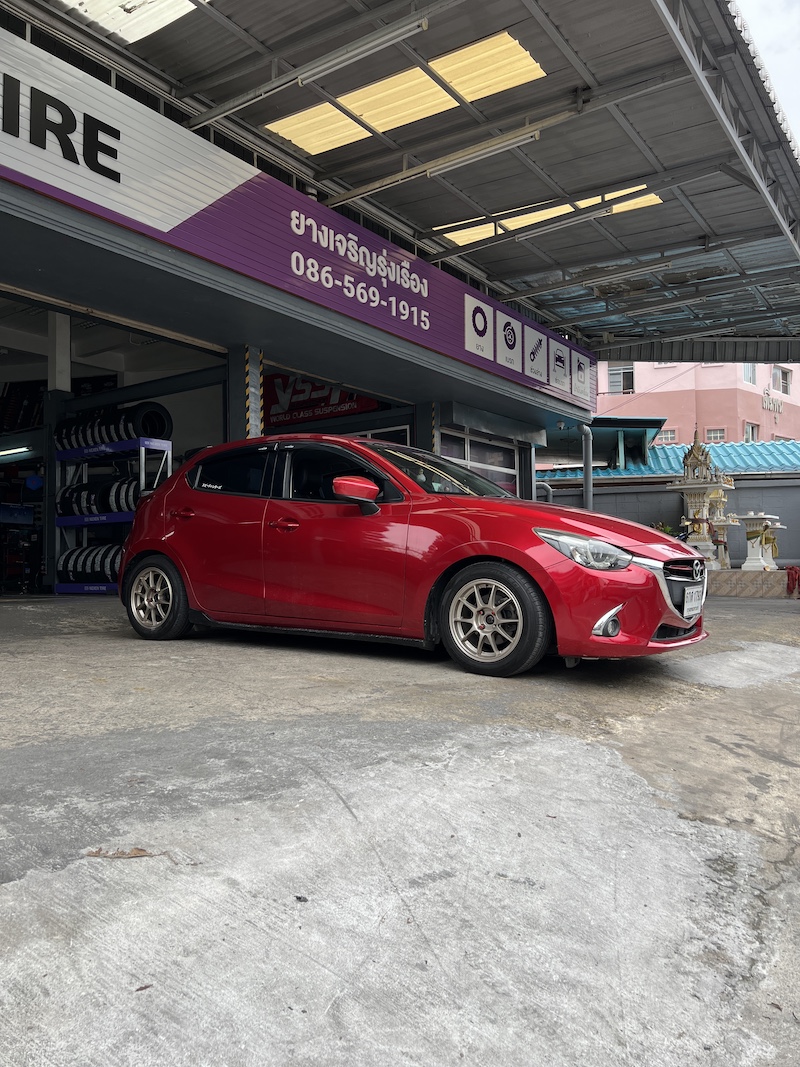 🚘 Mazda 2 Skyactiv x Profender Drift Series “หนึบกำลังดี นุ่มกำลังใช่ ขับทุกวันสบาย ไม่จุก ไม่จั๊ม” ลูกค้า Mazda 2 Skyactiv เลือกอัปเกรดช่วงล่างใหม่ด้วย Profender Drift Series + ปรับได้ 16 ระดับ ทั้งหน้า–หลัง + จัดทรงเล็กน้อย ไม่โหลดมาก แต่ได้ฟีลลิ่งที่ลงตัว + เหมาะสำหรับใช้งานประจำวัน ขับในเมืองก็สบาย วิ่งทางไกลก็มั่นใจ + จุดเด่นหลังติดตั้ง นุ่มนวล ไม่เด้ง ไม่โดด เข้าโค้งมั่นใจ รถเกาะถนนดีขึ้น ไม่แข็งกระด้างจนรบกวนผู้โดยสาร ได้สมดุลระหว่าง “ความสบาย” และ “ความหนึบ” 📌 เหมาะสำหรับคนใช้รถทุกวัน ที่อยากได้ฟีลลิ่งแน่นขึ้นกว่าโช้คเดิม แต่ยังคงความสบาย ไม่ทำให้ชีวิตประจำวันลำบาก สอบถามข้อมูลเพิ่มเติม หรือนัดหมายเข้ารับบริการ ☎️ : 08-6569-1915 ☎️ : 08-6544-5963 Line id : @88rw Facebook : https://www.facebook.com/88rwtire Location : https://goo.gl/maps/HrNUAZXPN94KvxZ98 #Mazda2skyactive #Profender #ยางรถยนต์นนทบุรี #ช่วงล่างรถยนต์ #โช้คอัพรถยนต์