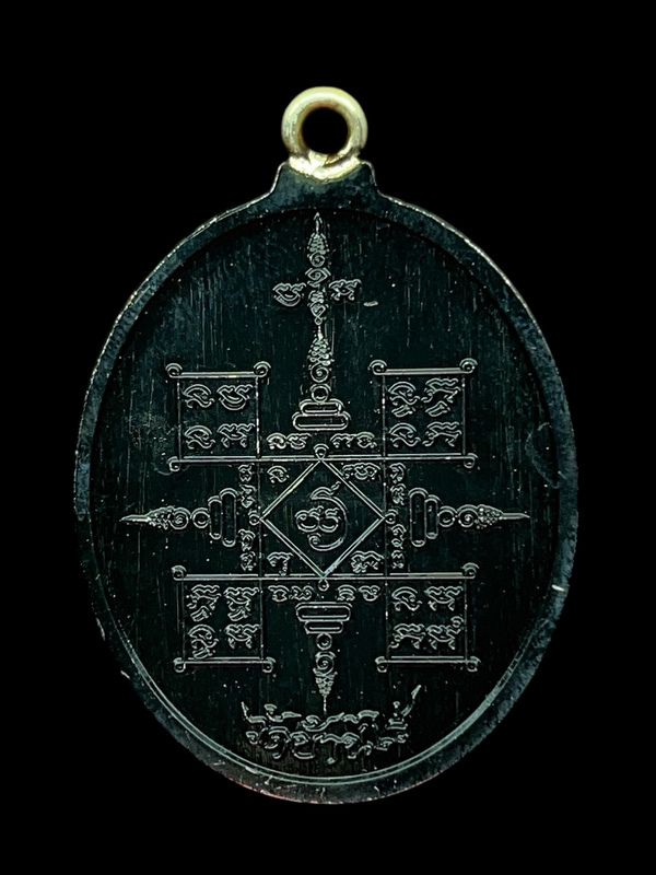 เหรียญห่วงเชื่อม พิมพ์หันข้าง หลวงพ่อทอง วัดบ้านไร่ รุ่นทองปาฏิหาริย์ จัดสร้างปี 2565 เนื้อแบลคโรเดียม หน้ากากพ่นทราย 3 กษัตริย์ ห่วงเงิน หมายเลข 390