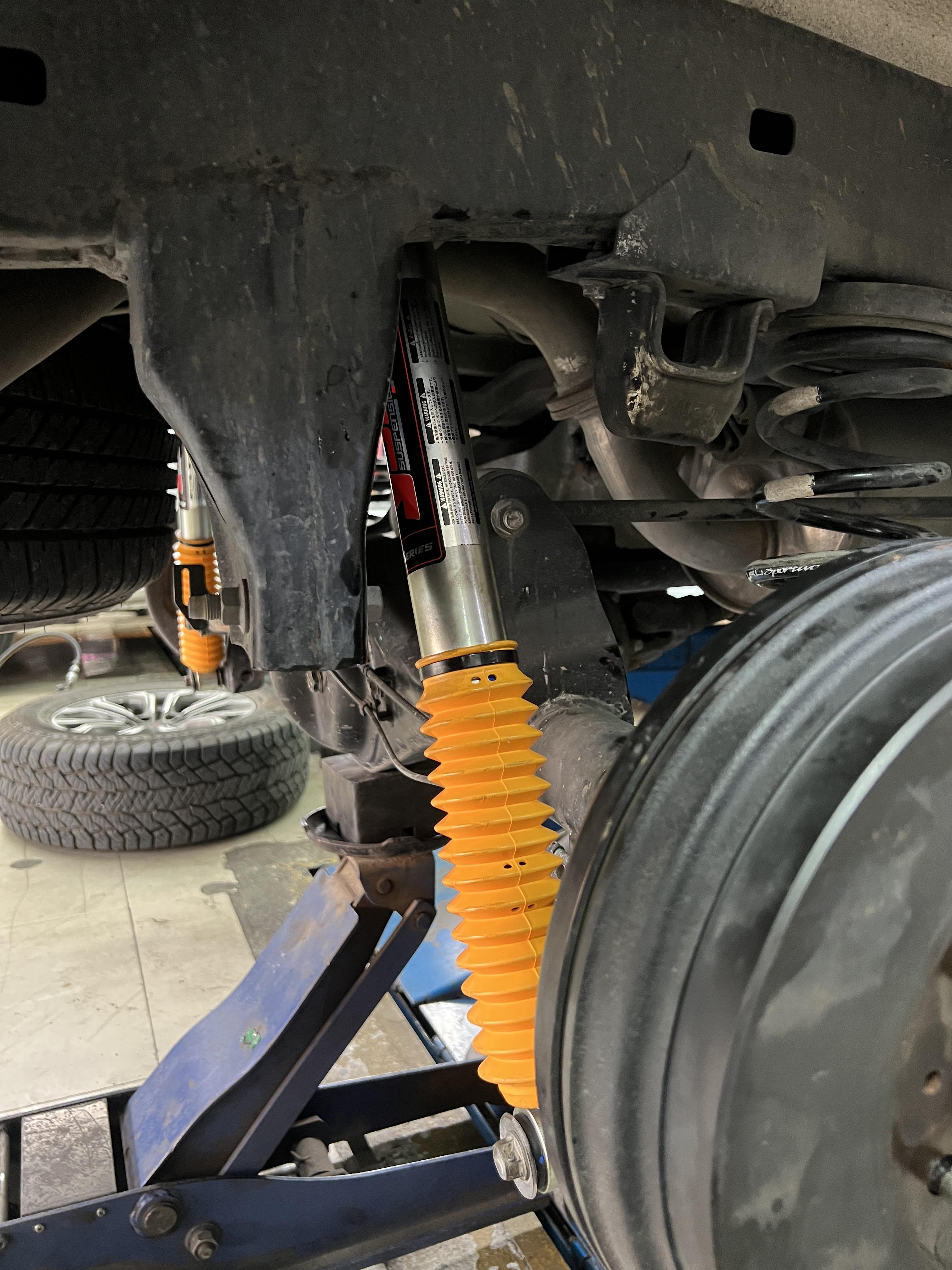 TOYOTA FORTUNER เปลี่ยนโช้คอัพอัพเกรดช่วงล่าง [+] YSS E SERIES monotube นุ่มนวล วาล์วแปรผันอัตโนมัติ โทร : 08-6569-1915 บุ๊ก Line id : @88rw Location : https://goo.gl/maps/HrNUAZXPN94KvxZ98? รถยนต์มีปัญหาไม่รู้ต้องแก้ตรงไหน ทางเรายินดี ตรวจหาปัญหาและหาวิธีแก้ บอกลูกค้าก่อนลงมือทำเสมอด้วยราคาเป็นธรรม เวลาบริการ วันจันทร์-วันอาทิตย์ 09:00 น. - 17.30 น. #YSS #ysseseries #โช้คอัพ #ช่วงล่าง #โช๊ค #ยางรถยนต์