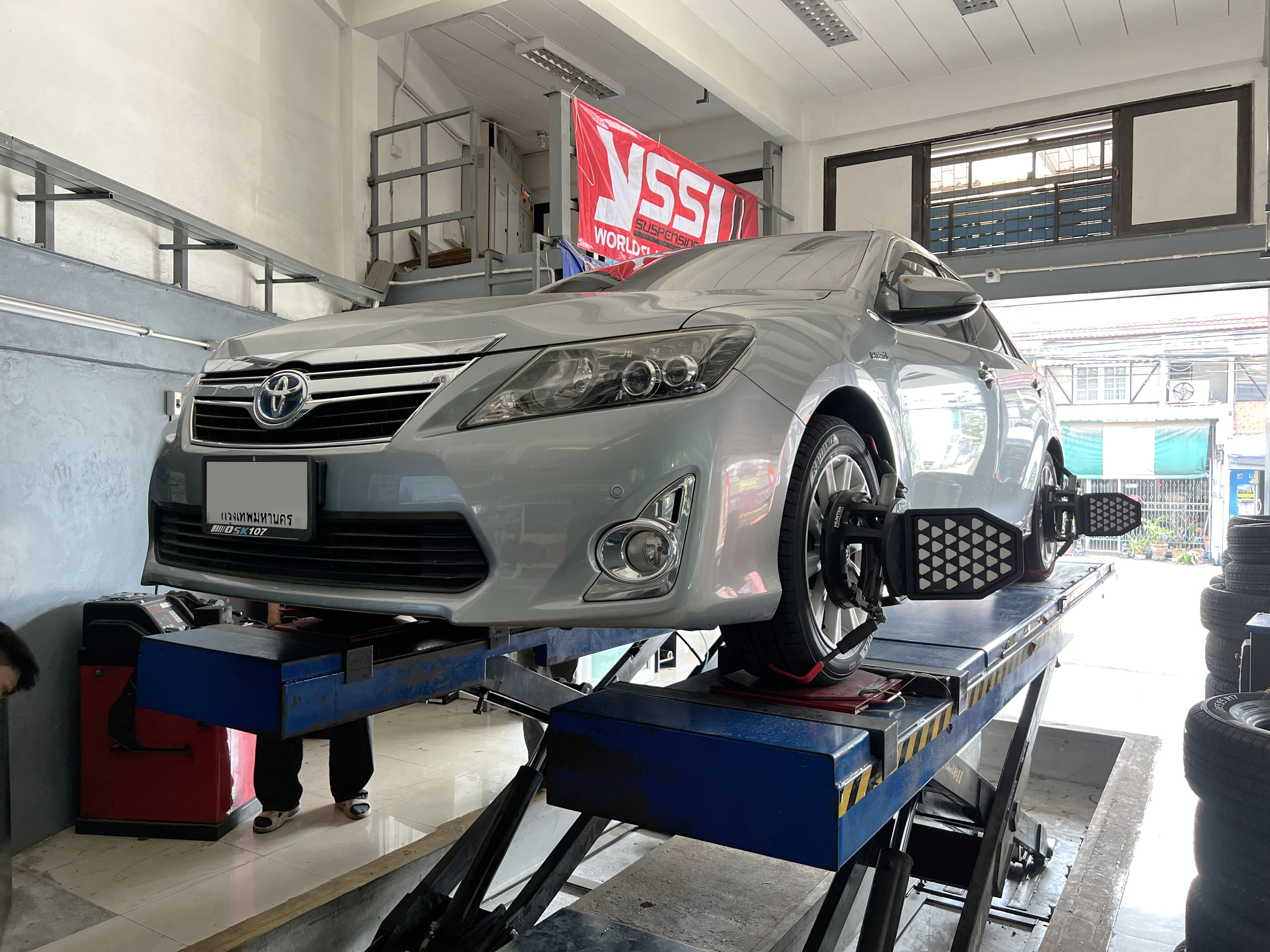 TOYOTA CAMRY Hybrid เข้ารับบริการเปลี่ยนยางรถยนต์เลือกยางนุ่มนวล ผลิตญี่ปุ่น สำหรับการใช้งานประจำวัน ยางญี่ปุ่นเป็นยางรถยนต์ที่ได้ชื่อว่าผลิตได้เรียบร้อย เนียบ และคุ้มค่ากับการใช้งาน รวมถึงความปลอดภัยสูง สำหรับลูกค้าที่สนใจเข้ารับบริการเปลี่ยนยางรถยนต์ สามารถสอบถามยางตัวนี้เข้ามาทางร้านได้ครับ [+] ALLIANCE AL30ex Made in Japan by YOKOHAMA [+] ขนาด 215/55R17 โปรโมชั่นราคาพิเศษ ติดต่อสอบถามเพิ่มเติม โทร : 08-6569-1915 บุ๊ก และทีมงาน ยินดีต้อนรับครับ 𝙊𝙪𝙧 𝙎𝙚𝙧𝙫𝙞𝙘𝙚 บริการทางร้าน เรารับทำอะไรบ้าง 🔧 ติดตั้งยางแบบไร้รอย 100% 🔧 บริการสลับยาง ตามอายุ 🔧 มียางรถยนต์ทุกยี่ห้อให้เลือกซื้อ 🔧 เช็คช่วงล่าง แก้ปัญหาให้ตรงจุด 🔧 บริการล้างลิ้นปีกผีเสื้อ 🔧 บริการเช็คระยะรถยนต์ 🔧 เปลี่ยนถ่ายของเหลวทั้งระบบ 🔧 ตั้งศูนย์ด้วยเครื่อง HUNTER นำเข้าจาก USA สอบถามข้อมูลเพิ่มเติม หรือนัดหมายเข้ารับบริการ Tel : 08-6569-1915 Tel : 08-6544-5963 Line id : @88rw Tiktok : https://www.tiktok.com/@88rwycrr Youtube : https://youtube.com/@88rw Facebook : https://www.facebook.com/otaninon Location : https://goo.gl/maps/HrNUAZXPN94KvxZ98?coh=178573&entry=tt #รถยนต์มีปัญหาไม่รู้ต้องแก้ตรงไหน ทางเรายินดี ตรวจหาปัญหาและหาวิธีแก้ บอกลูกค้าก่อนลงมือทำเสมอราคาเป็นธรรมไม่เอาเปรียบ สบายใจคุณลูกค้า ---------------------------------- ดูแลให้คำปรึกษาทุกปัญหาคาใจ ไม่ทิ้งลูกค้า มีบริการหลังการขาย 【ให้ผู้เชี่ยวชาญของเรา ดูแลรถคุณ】 ร้านยางเจริญรุ่งเรือง ยินดีต้อนรับครับ #ยางรถยนต์ #yokohama #alliance #al30ex #madeinjapan