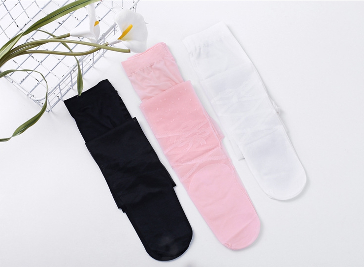 ถุงน่องเด็ก สีดำ แบบโปร่ง ลายจุดน่ารักๆ ช่วงปลายเท้าแต่งเป็นลายรองเท้าบัลเล่ต์