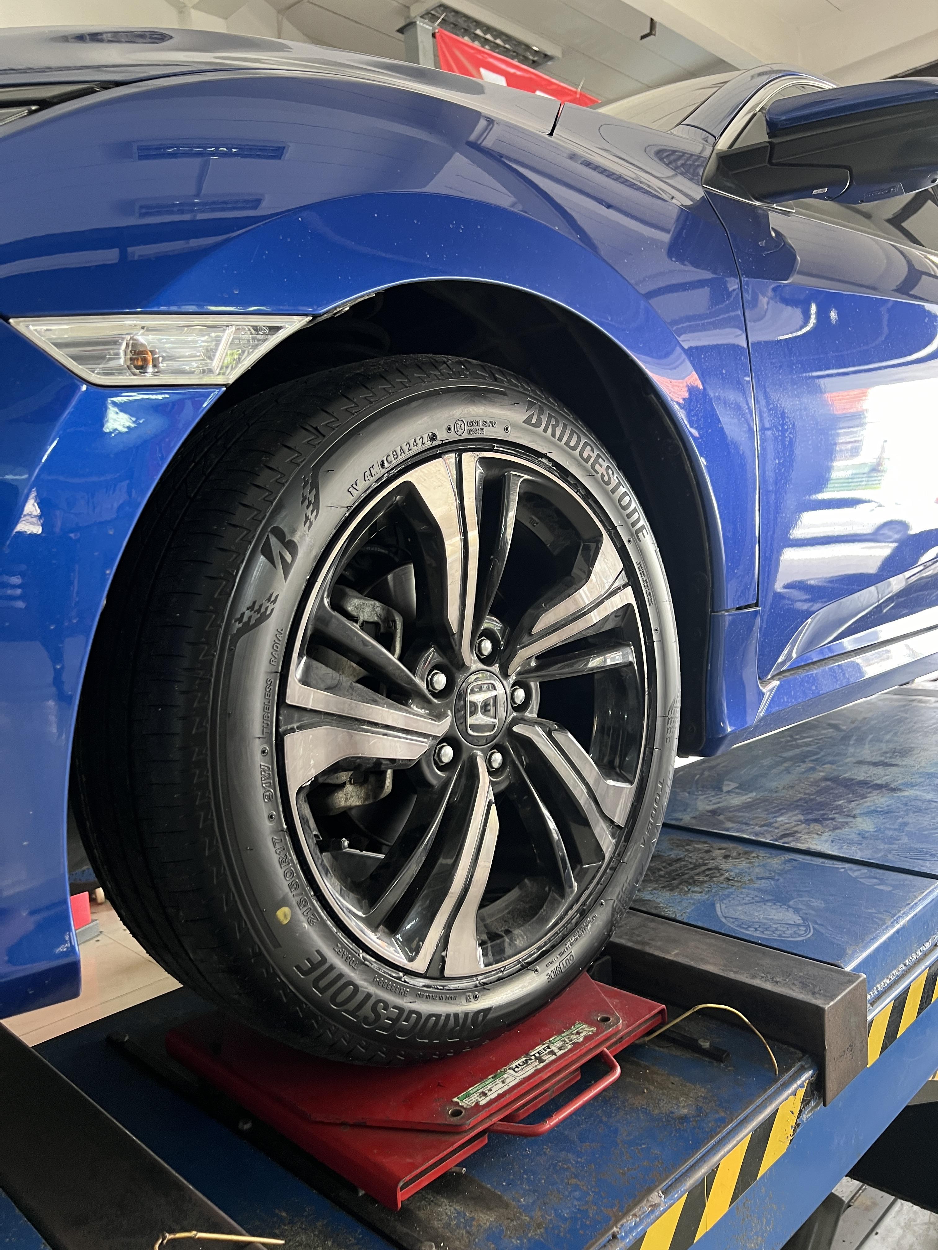 HONDA CIVIC FC เข้ารับบริการเปลี่ยนยางรถยนต์ [+] BRIDGESTONE TURANZA T005A 215/50R17 *เพื่อความสะดวกในการรับบริการ นัดหมายเวลาก่อนเข้ารับบริการทุกครั้งครับ 𝙊𝙪𝙧 𝙎𝙚𝙧𝙫𝙞𝙘𝙚 บริการทางร้านเรารับทำอะไรบ้าง 🔧 มียางรถยนต์ทุกยี่ห้อให้เลือกซื้อ 🔧 โช้คอัพ สปริง 🔧 เช็คช่วงล่าง แก้ปัญหาให้ตรงจุด 🔧 ติดตั้งยางแบบไร้รอย 100% 🔧 บริการสลับยาง ตามอายุ 🔧 บริการล้างลิ้นปีกผีเสื้อ 🔧 บริการเช็คระยะรถยนต์ 🔧 เปลี่ยนถ่ายของเหลวทั้งระบบ 🔧 ตั้งศูนย์ด้วยเครื่อง HUNTER นำเข้าจาก USA สอบถามข้อมูลเพิ่มเติม หรือนัดหมายเข้ารับบริการ ☎️ : 08-6569-1915 ☎️ : 08-6544-5963 Line id : @88rw Tiktok : https://www.tiktok.com/@88rwycrr Youtube : https://youtube.com/@88rw Facebook : https://www.facebook.com/88rwtire Location : https://goo.gl/maps/HrNUAZXPN94KvxZ98?coh=178573&entry=tt #รถยนต์มีปัญหาไม่รู้ต้องแก้ตรงไหน ทางเรายินดี ตรวจหาปัญหาและหาวิธีแก้ บอกลูกค้าก่อนลงมือทำเสมอราคาเป็นธรรมไม่เอาเปรียบ สบายใจคุณลูกค้า ร้านยางเจริญรุ่งเรือง ยินดีต้อนรับครับ