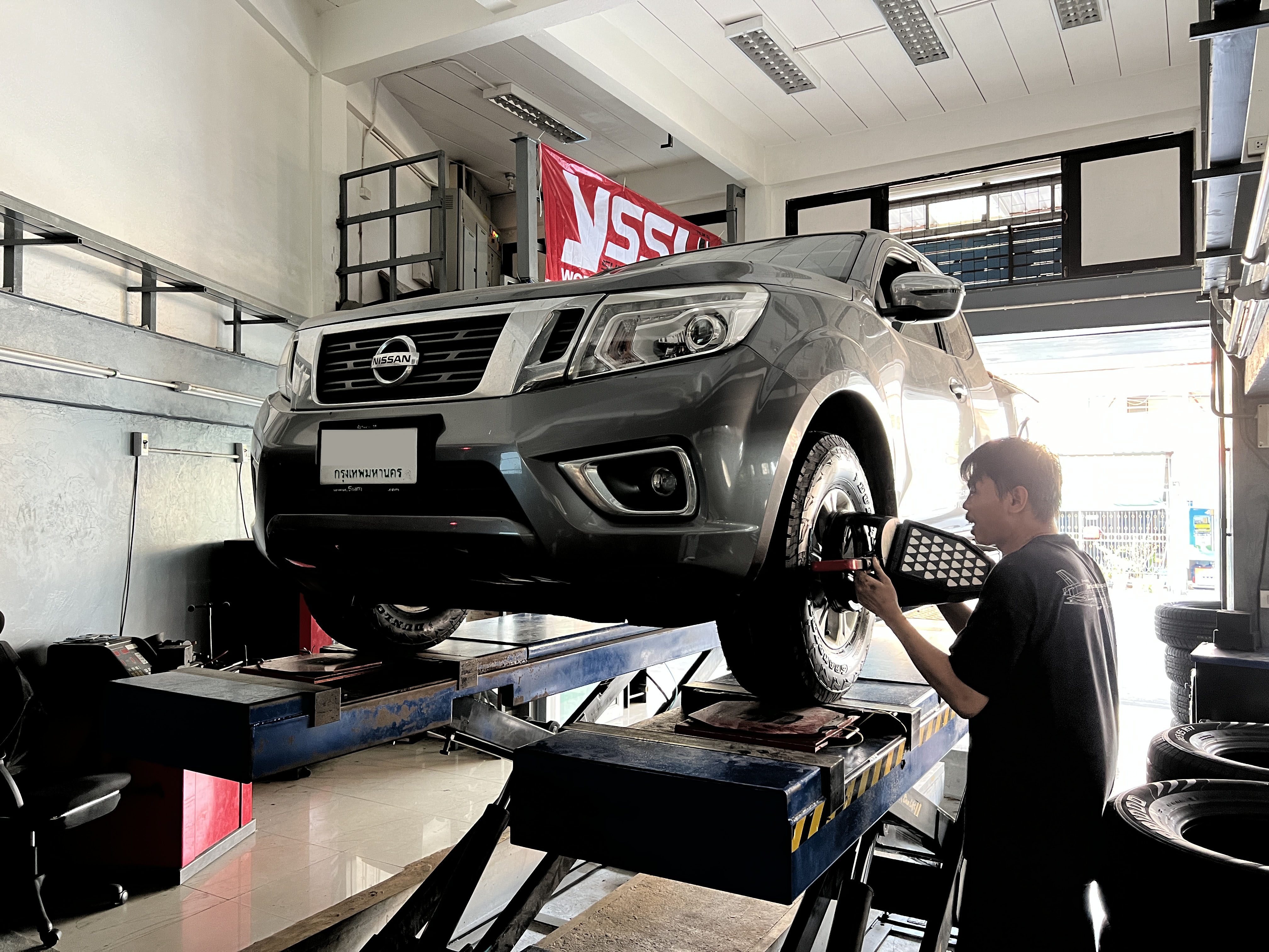 NISSAN NAVARA เปลี่ยนยางใช้งานแบบจริงจัง ใส่ยางลุยพร้อมบริการครบ จบที่เดียว [+] DUNLOP GRANDTREK AT5 [+] ขนาด255/70R16 โปรโมชั่นราคาพิเศษ ติดต่อสอบถามเพิ่มเติม โทร : 08-6569-1915 บุ๊ก และทีมงาน ยินดีต้อนรับครับ 𝙊𝙪𝙧 𝙎𝙚𝙧𝙫𝙞𝙘𝙚 บริการทางร้าน เรารับทำอะไรบ้าง 🔧 ติดตั้งยางแบบไร้รอย 100% 🔧 บริการสลับยาง ตามอายุ 🔧 มียางรถยนต์ทุกยี่ห้อให้เลือกซื้อ 🔧 เช็คช่วงล่าง แก้ปัญหาให้ตรงจุด 🔧 บริการล้างลิ้นปีกผีเสื้อ 🔧 บริการเช็คระยะรถยนต์ 🔧 เปลี่ยนถ่ายของเหลวทั้งระบบ 🔧 ตั้งศูนย์ด้วยเครื่อง HUNTER นำเข้าจาก USA #รถยนต์มีปัญหาไม่รู้ต้องแก้ตรงไหน ทางเรายินดี ตรวจหาปัญหาและหาวิธีแก้ บอกลูกค้าก่อนลงมือทำเสมอราคาเป็นธรรมไม่เอาเปรียบ สบายใจคุณลูกค้า ---------------------------------- ดูแลให้คำปรึกษาทุกปัญหาคาใจ ไม่ทิ้งลูกค้า มีบริการหลังการขาย 【ให้ผู้เชี่ยวชาญของเรา ดูแลรถคุณ】 ร้านยางเจริญรุ่งเรือง ยินดีต้อนรับครับ #ยางรถยนต์ #DUNLOP #GRANDTREK #AT5