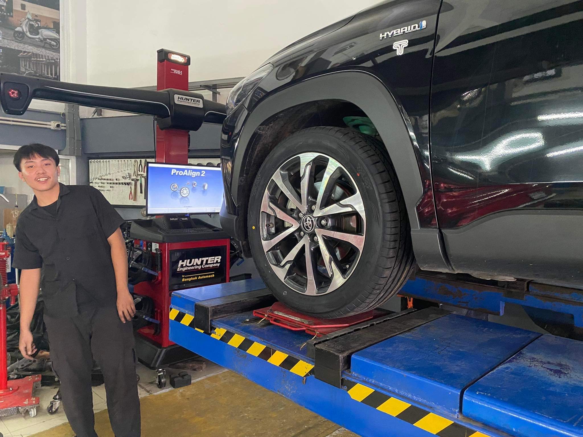 TOYOTA CHR เปลี่ยนยางรถยนต์เน้นใช้งานทั่วไป ไม่ต้องสมรรถนะสูง [+] OTANI KC2000 [+] ขนาด 225/50R18 โปรโมชั่นราคาพิเศษ ติดต่อสอบถามเพิ่มเติม โทร : 08-6569-1915 บุ๊ก และทีมงาน ยินดีต้อนรับครับ 𝙊𝙪𝙧 𝙎𝙚𝙧𝙫𝙞𝙘𝙚 บริการทางร้าน เรารับทำอะไรบ้าง 🔧 ติดตั้งยางแบบไร้รอย 100% 🔧 บริการสลับยาง ตามอายุ 🔧 มียางรถยนต์ทุกยี่ห้อให้เลือกซื้อ 🔧 เช็คช่วงล่าง แก้ปัญหาให้ตรงจุด 🔧 บริการล้างลิ้นปีกผีเสื้อ 🔧 บริการเช็คระยะรถยนต์ 🔧 เปลี่ยนถ่ายของเหลวทั้งระบบ 🔧 ตั้งศูนย์ด้วยเครื่อง HUNTER นำเข้าจาก USA สอบถามข้อมูลเพิ่มเติม หรือนัดหมายเข้ารับบริการ Tel : 08-6569-1915 Tel : 08-6544-5963 Line id : @88rw Tiktok : https://www.tiktok.com/@88rwycrr Youtube : https://youtube.com/@88rw Facebook : https://www.facebook.com/otaninon Location : https://goo.gl/maps/HrNUAZXPN94KvxZ98?coh=178573&entry=tt #รถยนต์มีปัญหาไม่รู้ต้องแก้ตรงไหน ทางเรายินดี ตรวจหาปัญหาและหาวิธีแก้ บอกลูกค้าก่อนลงมือทำเสมอราคาเป็นธรรมไม่เอาเปรียบ สบายใจคุณลูกค้า ---------------------------------- ดูแลให้คำปรึกษาทุกปัญหาคาใจ ไม่ทิ้งลูกค้า มีบริการหลังการขาย 【ให้ผู้เชี่ยวชาญของเรา ดูแลรถคุณ】 ร้านยางเจริญรุ่งเรือง ยินดีต้อนรับครับ #ยางรถยนต์ #OTANI #KC2000