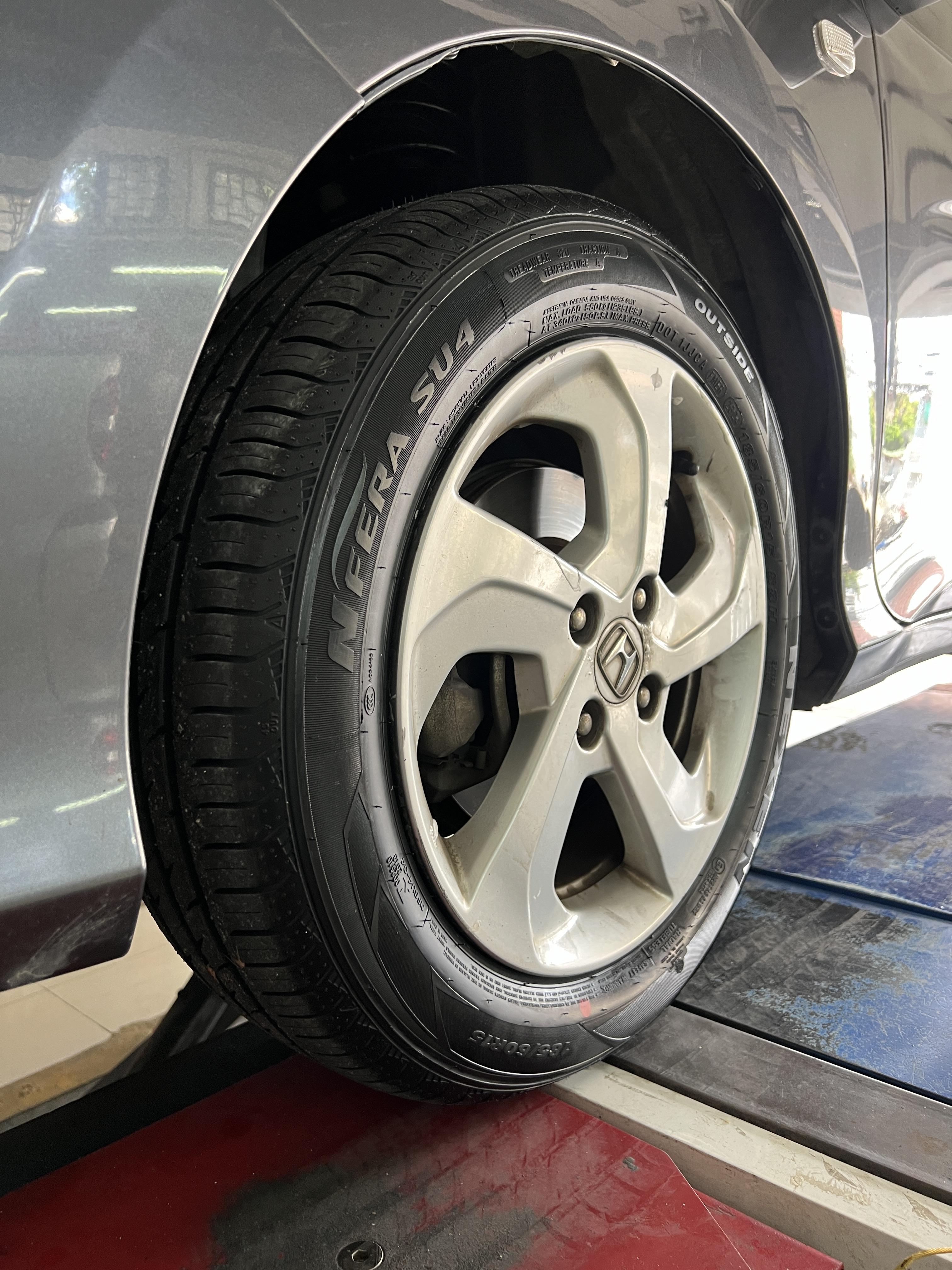 HONDA CITY เปลี่ยนยางรถยนต์ ใช้งานประจำวัน [+] NEXEN NFERA SU4 185/60R15 *ประกันยาง 1 ปี หรือ 25,000 กม. เคลมเส้นใหม่ฟรี *นัดหมายก่อนเข้ารับบริการ เพื่อความรวดเร็วครับ 𝙊𝙪𝙧 𝙎𝙚𝙧𝙫𝙞𝙘𝙚 บริการทางร้านเรารับทำอะไรบ้าง 🔧 มียางรถยนต์ทุกยี่ห้อให้เลือกซื้อ 🔧 โช้คอัพ สปริง 🔧 เช็คช่วงล่าง แก้ปัญหาให้ตรงจุด 🔧 ติดตั้งยางแบบไร้รอย 100% 🔧 บริการสลับยาง ตามอายุ 🔧 บริการล้างลิ้นปีกผีเสื้อ 🔧 บริการเช็คระยะรถยนต์ 🔧 เปลี่ยนถ่ายของเหลวทั้งระบบ 🔧 ตั้งศูนย์ด้วยเครื่อง HUNTER นำเข้าจาก USA สอบถามข้อมูลเพิ่มเติม หรือนัดหมายเข้ารับบริการ ☎️ : 08-6569-1915 ☎️ : 08-6544-5963 Line id : @88rw Tiktok : https://www.tiktok.com/@88rwycrr Youtube : https://youtube.com/@88rw Facebook : https://www.facebook.com/88rwtire Location : https://goo.gl/maps/HrNUAZXPN94KvxZ98? #รถยนต์มีปัญหาไม่รู้ต้องแก้ตรงไหน ทางเรายินดี ตรวจหาปัญหาและหาวิธีแก้ บอกลูกค้าก่อนลงมือทำเสมอราคาเป็นธรรมไม่เอาเปรียบ สบายใจคุณลูกค้า ร้านยางเจริญรุ่งเรือง ยินดีต้อนรับครับ