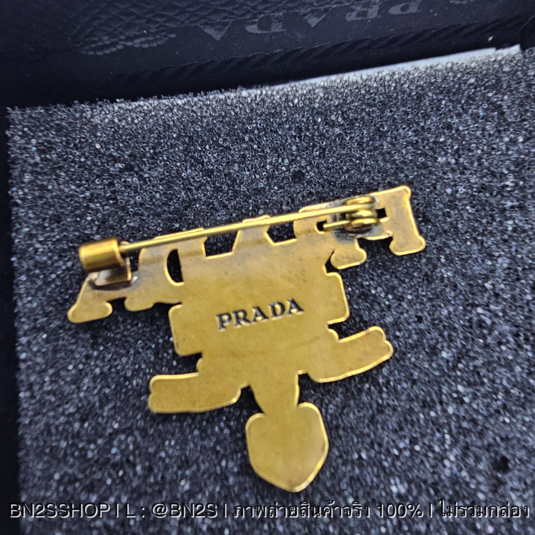 Prada Logo Brooch เข็มกลัดโลโก้ปราด้า สีทอง งานสวย ขาดดีมาก