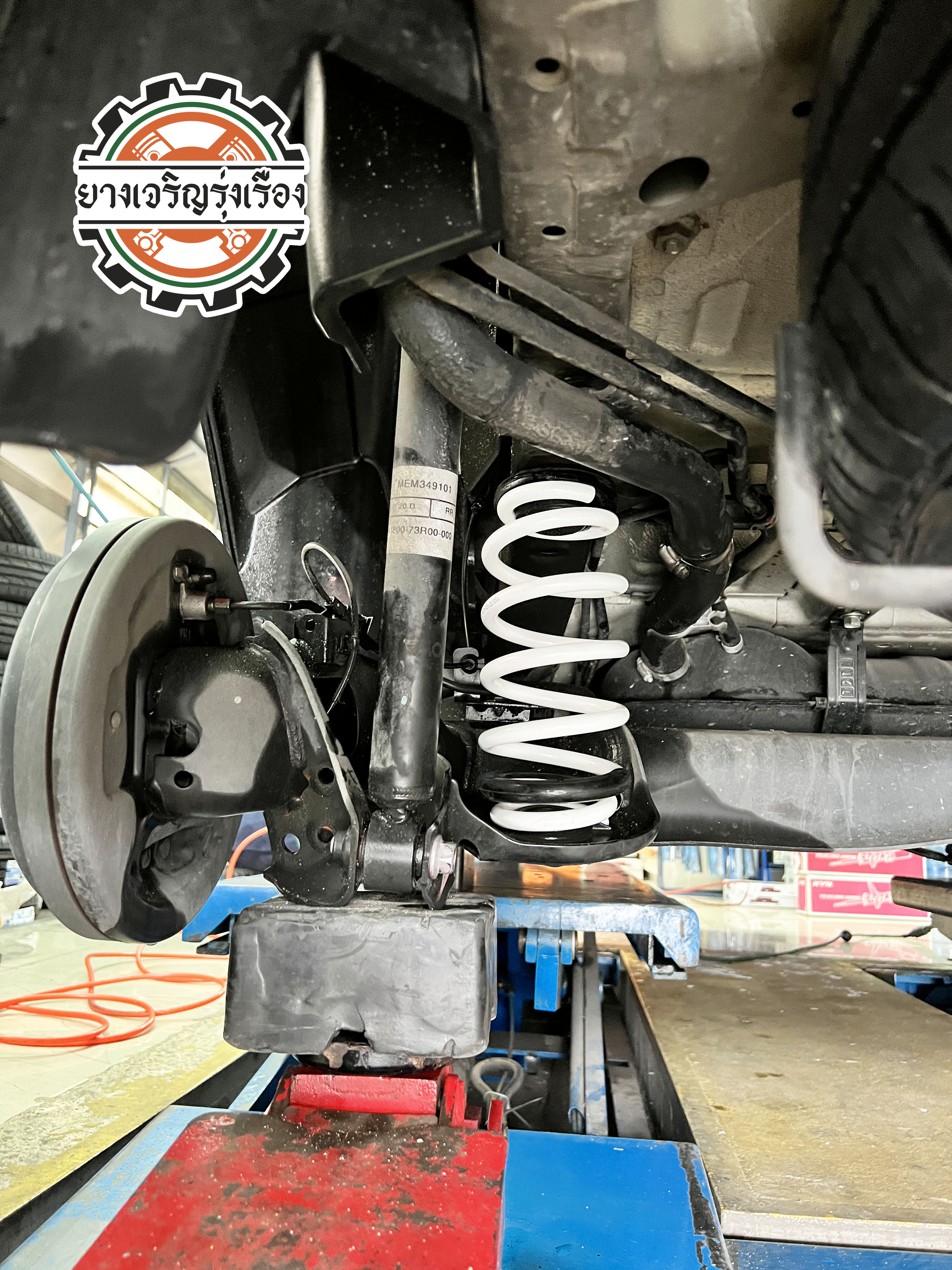 SUZUKI ERTIGA GX เติมของเพิ่ม Yss spring performance เพิ่มความกระชับขับสนุกขึ้น ใช้งานจับคู่กับโช๊คอัพ Yss dtg plus 7ระดับ นุ่มหนึบลงตัว 🔩พร้อมบริการติดตั้ง + Set up ให้เหมาะกับยาง 🔩 ขับสนุกด้วยบริการ ตั้งศูนย์ละเอียดให้เหมาะกับการใช้งานและลักษณะของช่วงล่าง 𝙊𝙪𝙧 𝙎𝙚𝙧𝙫𝙞𝙘𝙚 บริการทางร้านเรารับทำอะไรบ้าง 🔧 ติดตั้งยางแบบไร้รอย 100% 🔧 บริการสลับยาง ตามอายุ 🔧 มียางรถยนต์ทุกยี่ห้อให้เลือกซื้อ 🔧 เช็คช่วงล่าง แก้ปัญหาให้ตรงจุด 🔧 บริการล้างลิ้นปีกผีเสื้อ 🔧 บริการเช็คระยะรถยนต์ 🔧 เปลี่ยนถ่ายของเหลวทั้งระบบ 🔧 ตั้งศูนย์ด้วยเครื่อง HUNTER นำเข้าจาก USA สอบถามข้อมูลเพิ่มเติม หรือนัดหมายเข้ารับบริการ Tel : 08-6569-1915 Tel : 08-6544-5963 Line id : @88rw Tiktok : https://www.tiktok.com/@88rwycrr Youtube : https://youtube.com/@88rw Facebook : https://www.facebook.com/88rwtire Location : https://goo.gl/maps/HrNUAZXPN94KvxZ98?coh=178573&entry=tt #รถยนต์มีปัญหาไม่รู้ต้องแก้ตรงไหน ทางเรายินดี ตรวจหาปัญหาและหาวิธีแก้ บอกลูกค้าก่อนลงมือทำเสมอราคาเป็นธรรมไม่เอาเปรียบ สบายใจคุณลูกค้า ---------------------------------- ดูแลให้คำปรึกษาทุกปัญหาคาใจ ไม่ทิ้งลูกค้า มีบริการหลังการขาย 【ให้ผู้เชี่ยวชาญของเรา ดูแลรถคุณ】 ร้านยางเจริญรุ่งเรือง ยินดีต้อนรับครับ ---------------------------------- #โช๊คอัพรถยนต์ #monroe #yss #kayaba #profender #ร้านยางเจริญรุ่งเรือง #นนทบุรี #งามวงศ์วาน #amsfix #บริการช่วงล่างรถยนต์ #ซ่อมบำรุงช่วงล่าง #เซทอัพโช๊คอัพรถยนต์