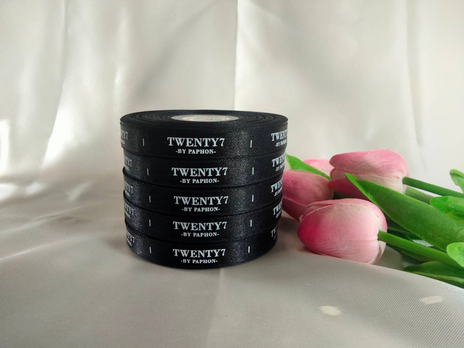 ป้ายคอเสื้อ เนื้อริบบิ้นซาติน 2.0 ซม. ริบบิ้นสีดำ 1 พิมพ์ขาว 5 ม้วน