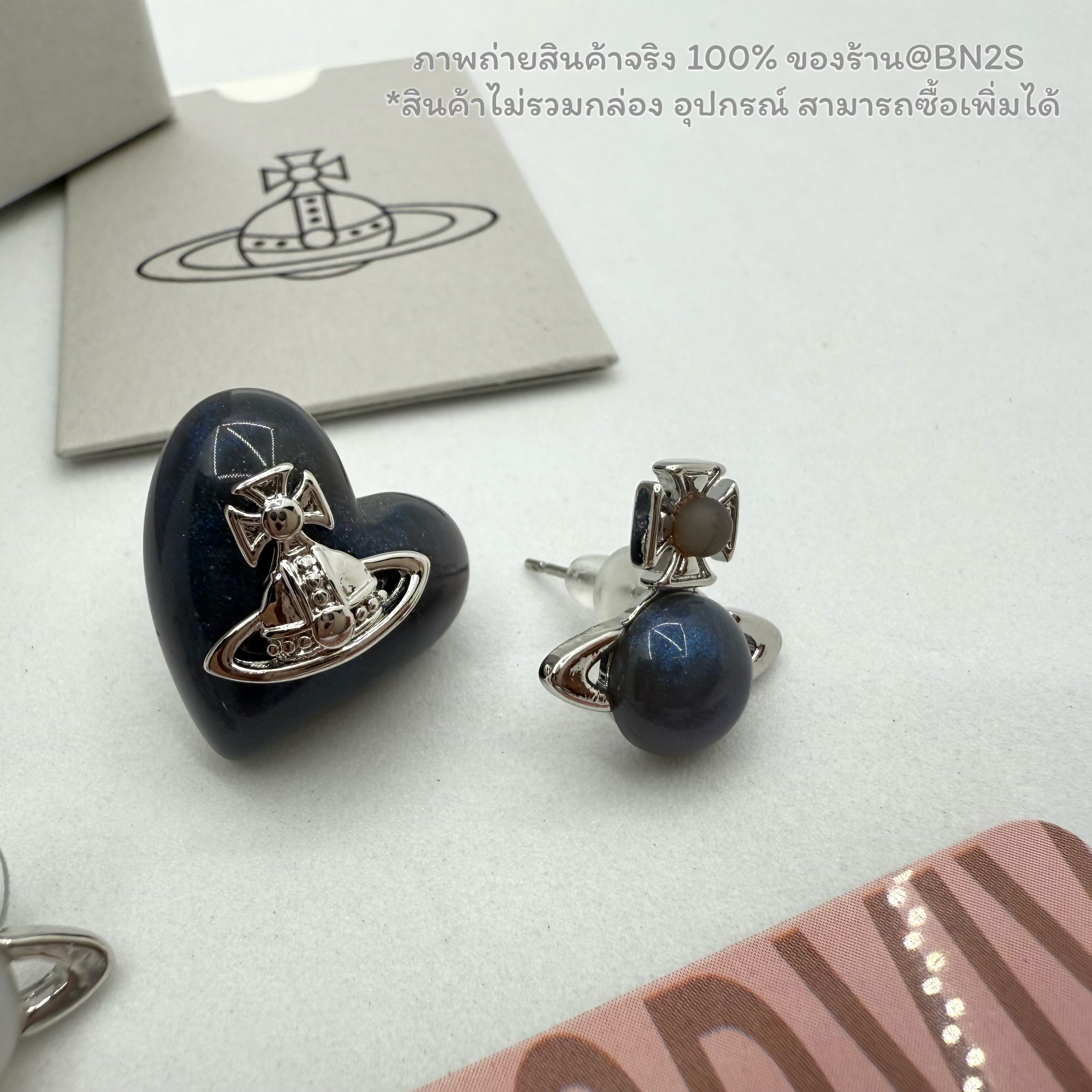 สีขาว | Vivienne Westwood Thomasina Mother of Pearl Stud Earrings ต่างหูวิเวียน จี้หัวใจสีขาว ประดับโลโก้ดาวเสาร์ งานปั๊ม สวยเลย รับประกัน ราคา 129฿ ไม่รวมกล่อง