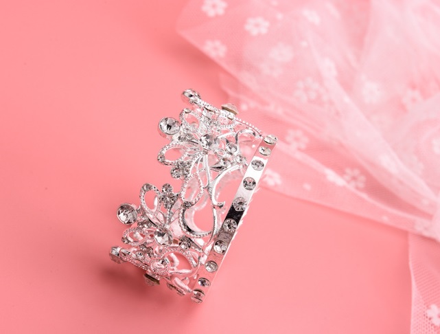 มงกุฏเจ้าหญิงทรงกลม ประดับเพชรสวยงาม ขนาดฐานกว้าง6 สูง 3.5ซม. แบบหวีปักง่าย #พร้อมส่ง