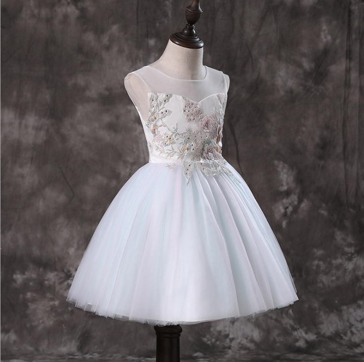 ชุดเดรสออกงานเด็กสีเขียวมิ้น ซีทรูตรงไหล่ งานปักดอกไม้สวย กระโปรงสีเขียวมิ้นแกมม่วงอมชมพู สีทรูโทน