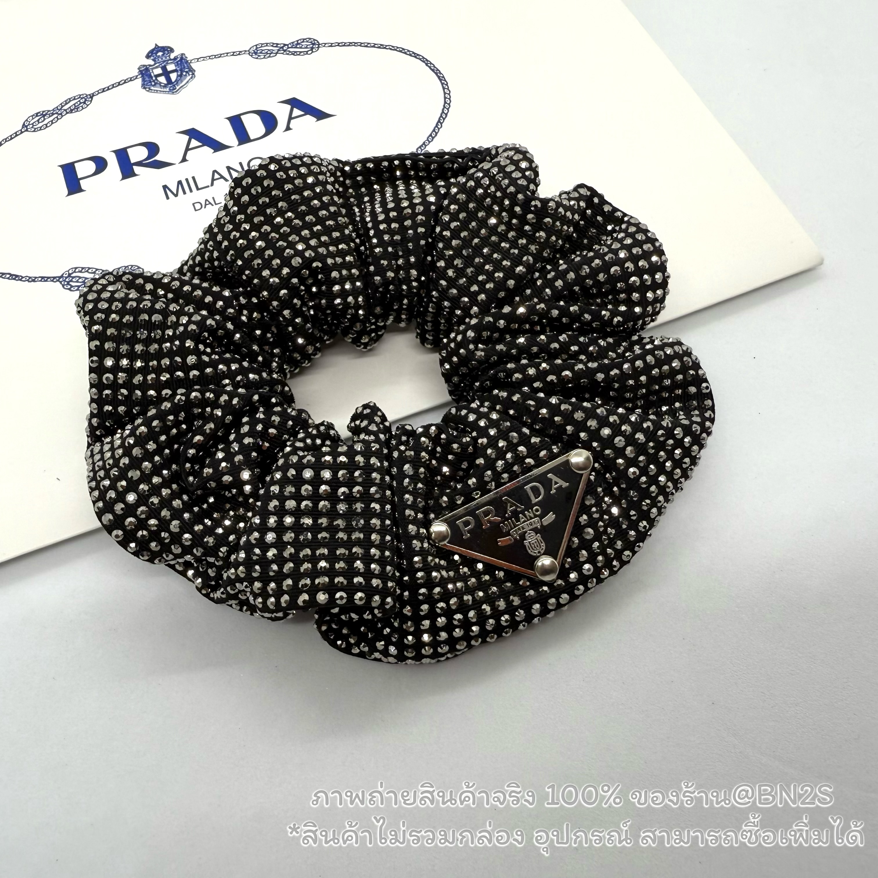 สีดำ | ผ้ารัดผมประดับคริสตัล ปราด้า Crystal Satin Scrunchie | PRADA พร้อมส่งในไทย ภาพถ่ายสินค้าจริง 100% รับรองว่าสวย สี เงิน / ดำ ไม่มีกล่อง อุปกรณ์