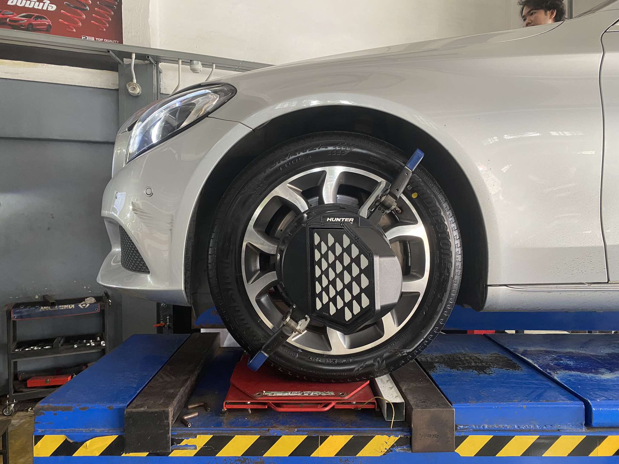 MECEDES BENZ เปลี่ยนยางรถยนต์นุ่มเงียบ ใช้งานประจำวัน [+] BRIDGESTONE TURANZA T005A 225/50R17 245/45R17 *นัดหมายก่อนเข้ารับบริการ เพื่อความรวดเร็วครับ 𝙊𝙪𝙧 𝙎𝙚𝙧𝙫𝙞𝙘𝙚 บริการทางร้านเรารับทำอะไรบ้าง 🔧 มียางรถยนต์ทุกยี่ห้อให้เลือกซื้อ 🔧 โช้คอัพ สปริง 🔧 เช็คช่วงล่าง แก้ปัญหาให้ตรงจุด 🔧 ติดตั้งยางแบบไร้รอย 100% 🔧 บริการสลับยาง ตามอายุ 🔧 บริการล้างลิ้นปีกผีเสื้อ 🔧 บริการเช็คระยะรถยนต์ 🔧 เปลี่ยนถ่ายของเหลวทั้งระบบ 🔧 ตั้งศูนย์ด้วยเครื่อง HUNTER นำเข้าจาก USA สอบถามข้อมูลเพิ่มเติม หรือนัดหมายเข้ารับบริการ ☎️ : 08-6569-1915 ☎️ : 08-6544-5963 Line id : @88rw Tiktok : https://www.tiktok.com/@88rwycrr Youtube : https://youtube.com/@88rw Facebook : https://www.facebook.com/88rwtire Location : https://goo.gl/maps/HrNUAZXPN94KvxZ98? #รถยนต์มีปัญหาไม่รู้ต้องแก้ตรงไหน ทางเรายินดี ตรวจหาปัญหาและหาวิธีแก้ บอกลูกค้าก่อนลงมือทำเสมอราคาเป็นธรรมไม่เอาเปรียบ สบายใจคุณลูกค้า ร้านยางเจริญรุ่งเรือง ยินดีต้อนรับครับ