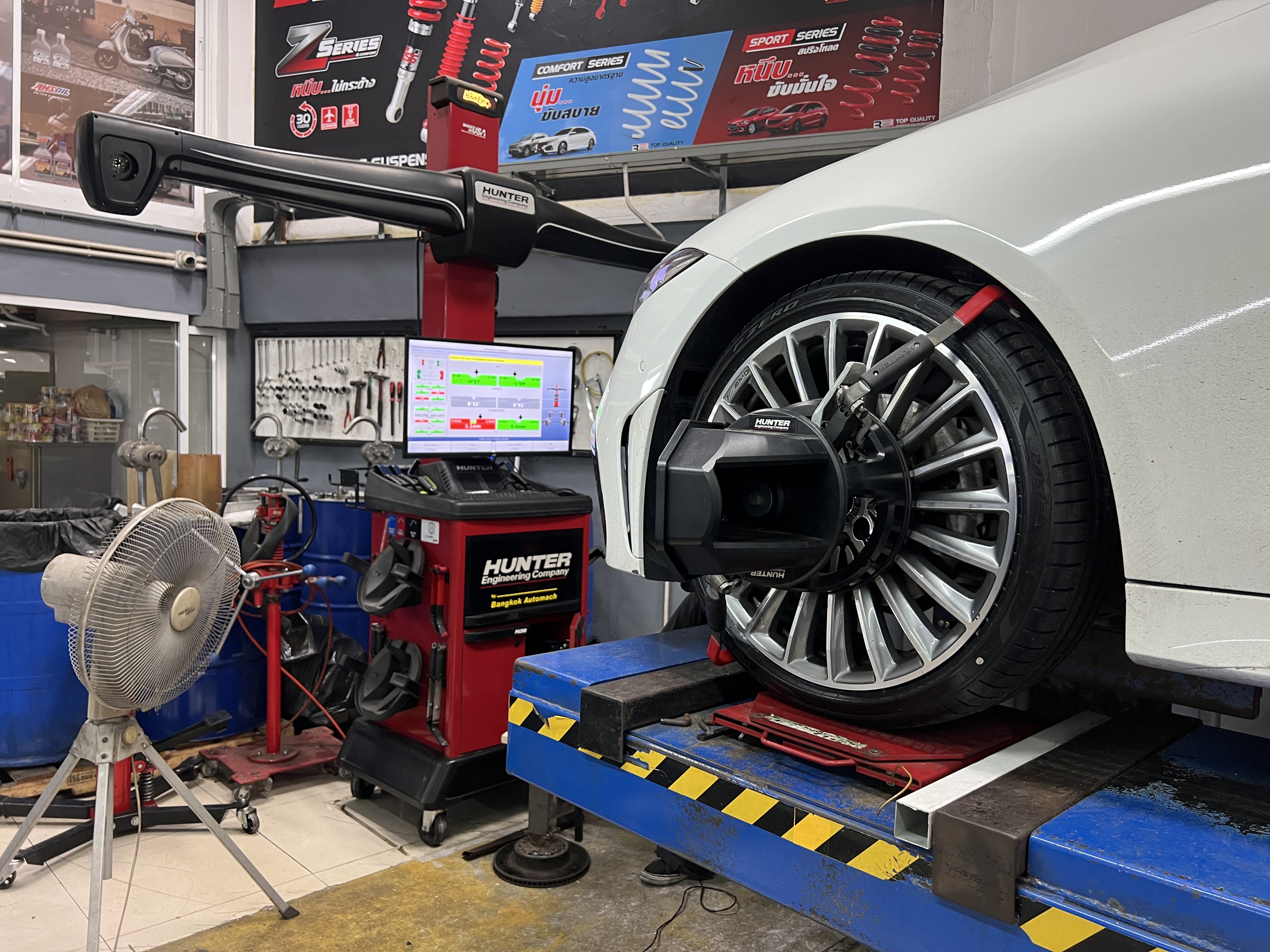 Mercedes benz cls220d เปลี่ยนยางรถยนต์ ใช้งานประจำวัน [+] Pirelli Pzero PZ4 runflat 245/35R20 2 เส้น *เพื่อความรวดเร็วนัดหมายก่อนเข้ารับบริการครับ 𝙊𝙪𝙧 𝙎𝙚𝙧𝙫𝙞𝙘𝙚 บริการทางร้านเรารับทำอะไรบ้าง 👉มียางรถยนต์ทุกยี่ห้อให้เลือกซื้อ 👉โช้คอัพ สปริง 👉เช็คช่วงล่าง แก้ปัญหาให้ตรงจุด 👉ติดตั้งยางแบบไร้รอย 100% 👉บริการสลับยาง ตามอายุ 👉บริการล้างลิ้นปีกผีเสื้อ 👉บริการเช็คระยะรถยนต์ 👉เปลี่ยนถ่ายของเหลวทั้งระบบ 👉ตั้งศูนย์ด้วยเครื่อง HUNTER นำเข้าจาก USA สอบถามข้อมูลเพิ่มเติม หรือนัดหมายเข้ารับบริการ ☎️ : 08-6569-1915 ☎️ : 08-6544-5963 Line id : @88rw Facebook : https://www.facebook.com/88rwtire Location : https://goo.gl/maps/HrNUAZXPN94KvxZ98? #รถยนต์มีปัญหาไม่รู้ต้องแก้ตรงไหน ทางเรายินดี ตรวจหาปัญหาและหาวิธีแก้ บอกลูกค้าก่อนลงมือทำเสมอราคาเป็นธรรม #pirelli #pirellitires