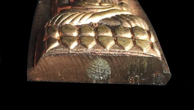 หลวงพ่อทวด พ่อท่านเขียว รุ่นเสาร์ ๕ มหาสิทธิโชค พิมพ์หลังหนังสือใหญ่ เนื้อนวะอุดเงินบรรจุกริ่ง จากชุดกรรมการ หมายเลข ๕๔