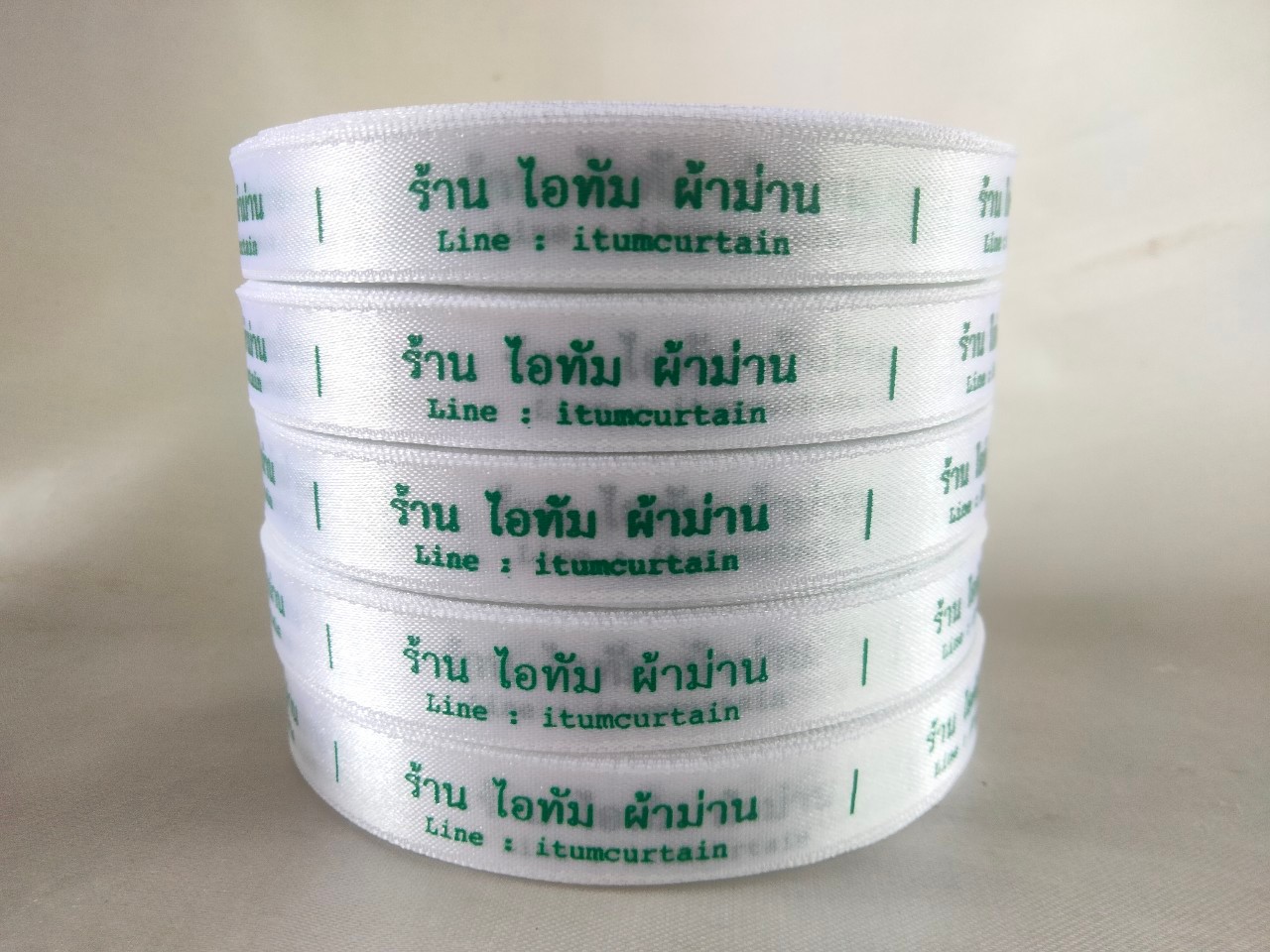ป้ายคอเสื้อ เนื้อริบบิ้นซาติน 1.3 ซม. ริบบิ้นสีขาว พิมพ์เขียว5 ม้วน