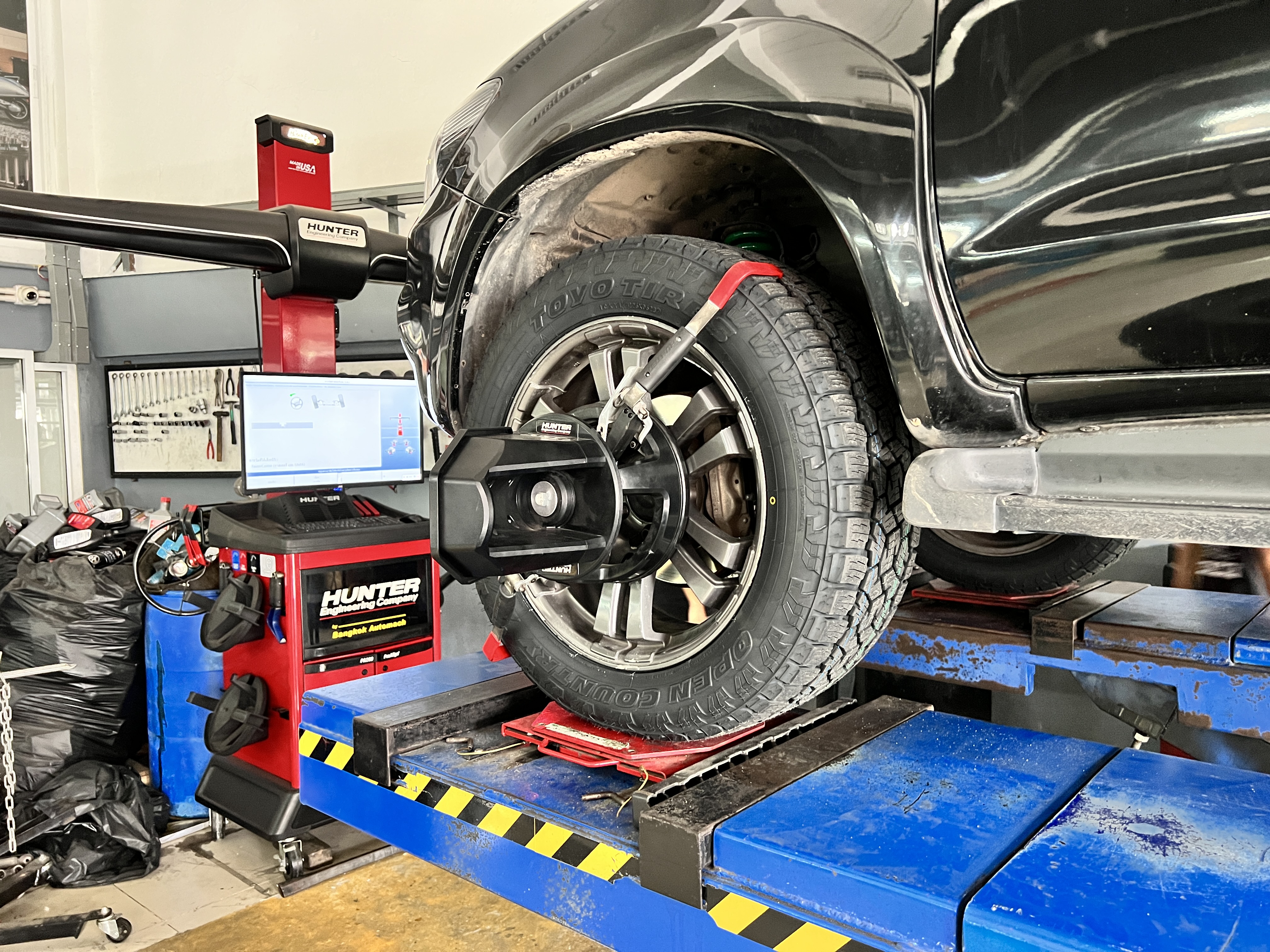 TOYOTA HILUX VIGO แฟนเพจชาวต่างชาติ เข้ารับบริการเปลี่ยนยางรถยนต์เน้นใช้งานลุยๆแบบมืออาชีพ [+] TOYO OPEN COUNTRY AT3 ขนาด 265/55R20 𝙊𝙪𝙧 𝙎𝙚𝙧𝙫𝙞𝙘𝙚 บริการทางร้าน เรารับทำอะไรบ้าง 🔧 ติดตั้งยางแบบไร้รอย 100% 🔧 บริการสลับยาง ตามอายุ 🔧 มียางรถยนต์ทุกยี่ห้อให้เลือกซื้อ 🔧 เช็คช่วงล่าง แก้ปัญหาให้ตรงจุด 🔧 บริการล้างลิ้นปีกผีเสื้อ 🔧 บริการเช็คระยะรถยนต์ 🔧 เปลี่ยนถ่ายของเหลวทั้งระบบ 🔧 ตั้งศูนย์ด้วยเครื่อง HUNTER นำเข้าจาก USA สอบถามข้อมูลเพิ่มเติม หรือนัดหมายเข้ารับบริการ Tel : 08-6569-1915 Tel : 08-6544-5963 Line id : @88rw Tiktok : https://www.tiktok.com/@88rwycrr Youtube : https://youtube.com/@88rw Facebook : https://www.facebook.com/otaninon Location : https://goo.gl/maps/HrNUAZXPN94KvxZ98?coh=178573&entry=tt #รถยนต์มีปัญหาไม่รู้ต้องแก้ตรงไหน ทางเรายินดี ตรวจหาปัญหาและหาวิธีแก้ บอกลูกค้าก่อนลงมือทำเสมอราคาเป็นธรรมไม่เอาเปรียบ สบายใจคุณลูกค้า ---------------------------------- ดูแลให้คำปรึกษาทุกปัญหาคาใจ ไม่ทิ้งลูกค้า มีบริการหลังการขาย 【ให้ผู้เชี่ยวชาญของเรา ดูแลรถคุณ】 ร้านยางเจริญรุ่งเรือง ยินดีต้อนรับครับ ---------------------------------- #โช๊คอัพรถยนต์ #monroe #yss #kayaba #profender #ร้านยางเจริญรุ่งเรือง #นนทบุรี #งามวงศ์วาน #amsfix #บริการช่วงล่างรถยนต์ #ซ่อมบำรุงช่วงล่าง #เซทอัพโช๊คอัพรถยนต์