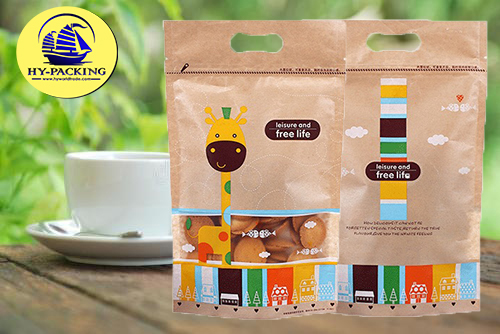 ถุงซิปล็อคกระดาษคราฟท์ ก้นตั้ง เปิดหน้าต่าง มีหูหิ้ว ลายยีราฟ