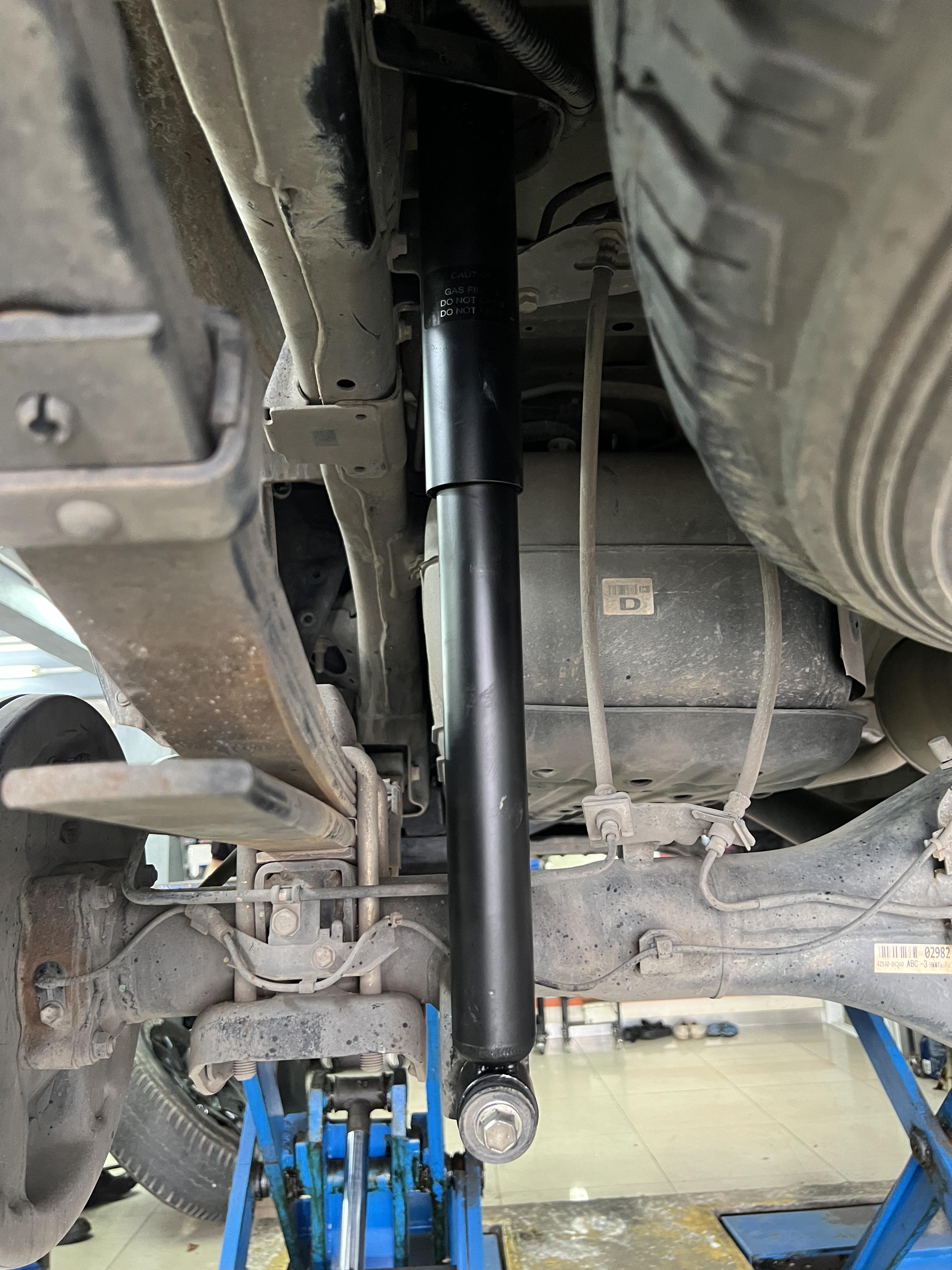 TOYOTA REVO ROCCO เปลี่ยนโช้คอัพใหม่ใช้งานประจำวัน [+] PROFENDER PG5 *เพื่อความสะดวกในการรับบริการ นัดหมายเวลาก่อนเข้ารับบริการทุกครั้งครับ 𝙊𝙪𝙧 𝙎𝙚𝙧𝙫𝙞𝙘𝙚 บริการทางร้านเรารับทำอะไรบ้าง 🔧 มียางรถยนต์ทุกยี่ห้อให้เลือกซื้อ 🔧 โช้คอัพ สปริง 🔧 เช็คช่วงล่าง แก้ปัญหาให้ตรงจุด 🔧 ติดตั้งยางแบบไร้รอย 100% 🔧 บริการสลับยาง ตามอายุ 🔧 บริการล้างลิ้นปีกผีเสื้อ 🔧 บริการเช็คระยะรถยนต์ 🔧 เปลี่ยนถ่ายของเหลวทั้งระบบ 🔧 ตั้งศูนย์ด้วยเครื่อง HUNTER นำเข้าจาก USA สอบถามข้อมูลเพิ่มเติม หรือนัดหมายเข้ารับบริการ ☎️ : 08-6569-1915 ☎️ : 08-6544-5963 Line id : @88rw Tiktok : https://www.tiktok.com/@88rwycrr Youtube : https://youtube.com/@88rw Facebook : https://www.facebook.com/88rwtire Location : https://goo.gl/maps/HrNUAZXPN94KvxZ98?coh=178573&entry=tt #รถยนต์มีปัญหาไม่รู้ต้องแก้ตรงไหน ทางเรายินดี ตรวจหาปัญหาและหาวิธีแก้ บอกลูกค้าก่อนลงมือทำเสมอราคาเป็นธรรมไม่เอาเปรียบ สบายใจคุณลูกค้า ร้านยางเจริญรุ่งเรือง ยินดีต้อนรับครับ