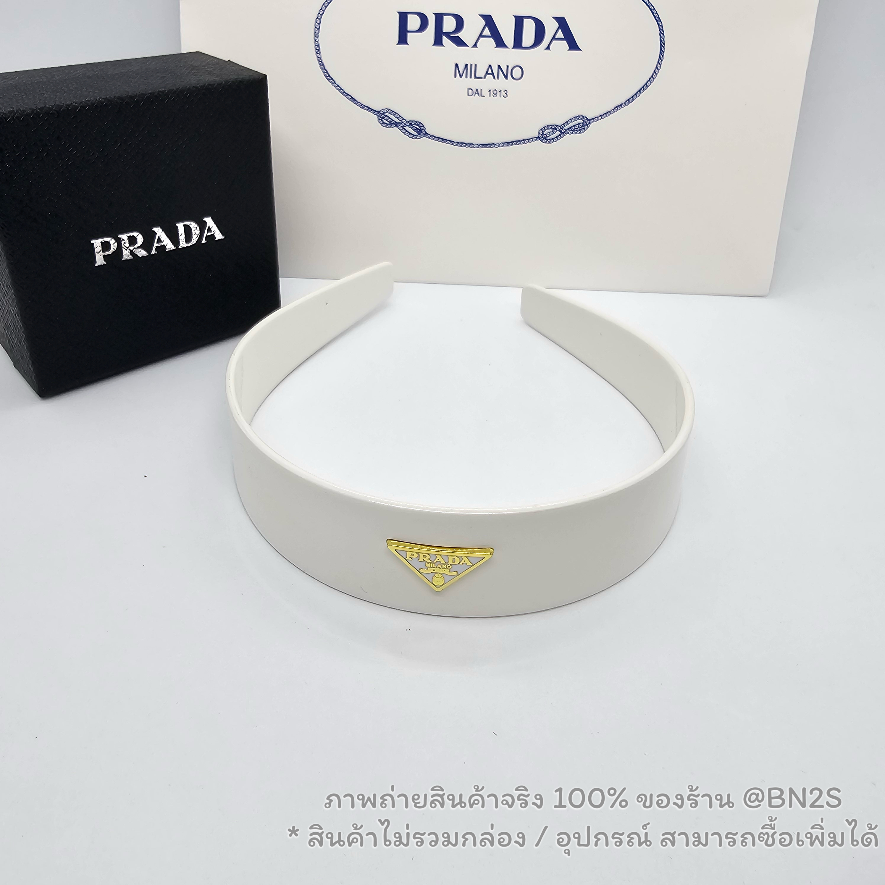 สีขาว | ที่คาดผมปราด้า Prada Logo Headband งานโชว์ตัวโลโก้ สวยเด่น สีดำ ขาว ตัวเพลทโลโก้สีทอง รับรองว่าสวยถูกใจ พร้อมส่ง สินค้าไม่รวมกล่อง อุปกรณ์