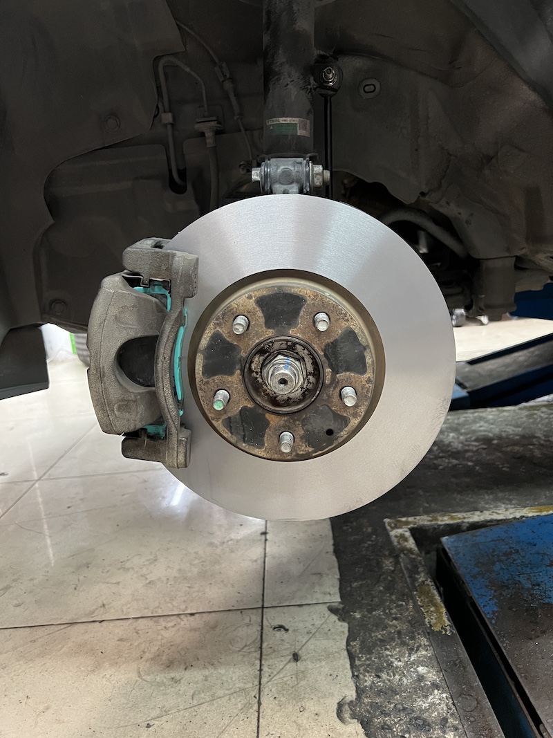 Mazda CX-5 KE | ซ่อมยางหุ้มเพลาขับ + ผ้าเบรก Nexzter PRO SPEC | เบรกมั่นใจ | ตั้งศูนย์ นนทบุรี ใครใช้ Mazda CX-5 (KE) แล้วเจอปัญหา ยางหุ้มเพลาขาด (จารบีรั่วซึม) หรือต้องการอัปเกรดระบบเบรกให้ หนึบแน่น สไตล์สปอร์ต... เราพร้อมดูแลทุกรายละเอียดเพื่อความปลอดภัยสูงสุด! เราจัดชุดใหญ่! ซ่อมเพลาขับ และอัปเกรดระบบเบรก! ✅ ซ่อมเพลาขับครบชุด: เปลี่ยนยางหุ้มเพลาขับหน้า ตัวใน-ตัวนอก พร้อมเติม จารบีสังเคราะห์คุณภาพสูง เพื่อยืดอายุการใช้งาน ✅ ผ้าเบรก Nexzter PRO SPEC (หน้า/หลัง): ผ้าเบรกเกรดสปอร์ตที่ให้แรงเบรกสูง ทนความร้อน 600°C มั่นใจแม้ขับเร็ว ✅ บริการเจียรจานเบรกละเอียด (หน้า/หลัง): เพื่อให้หน้าสัมผัสเรียบเนียน ผ้าเบรกทำงานได้เต็มประสิทธิภาพ 100% สิ่งที่จะได้รับหลังจากเข้ารับบริการ: รถกลับมานิ่งสนิท: แก้ปัญหาเสียง "กึกๆ" หรืออาการสั่นที่เกิดจากจารบีในเพลาขับแห้ง เบรกแรง คุมอยู่: สมรรถนะการหยุดรถที่เหนือกว่า OEM อย่างชัดเจน จบครบในที่เดียว: ติดตั้ง Setup และบริการ ตั้งศูนย์ (Hunter) ที่ร้าน ยางเจริญรุ่งเรือง นนทบุรี เหมาะสำหรับใคร? เจ้าของ CX-5 ที่ต้องการฟื้นฟูระบบขับเคลื่อนและอัปเกรดเบรกไปพร้อมกัน ผู้ที่ต้องการอะไหล่และบริการคุณภาพสูงในย่านงามวงศ์วาน 👉 อย่าปล่อยให้ยางหุ้มเพลาขาด! แวะมาให้เราตรวจเช็กและอัปเกรดความมั่นใจวันนี้ครับ 📌 สอบถามข้อมูลเพิ่มเติม หรือนัดหมายเข้ารับบริการ ☎️ : 08-6569-1915 ☎️ : 08-6544-5963 💬 Line id : @88rw 📍 Location : https://goo.gl/maps/HrNUAZXPN94KvxZ98 🌐 Facebook : https://www.facebook.com/88rwtire #Mazda #CX5 #CX5KE #Nexzter #PROSPEC #ยางหุ้มเพลา #ซ่อมเพลาขับ #จารบีสังเคราะห์ #ผ้าเบรก #ช่วงล่าง #ยางเจริญรุ่งเรือง #นนทบุรี #งามวงศ์วาน #ตั้งศูนย์ #ร้านซ่อมช่วงล่างดีๆใกล้ฉัน