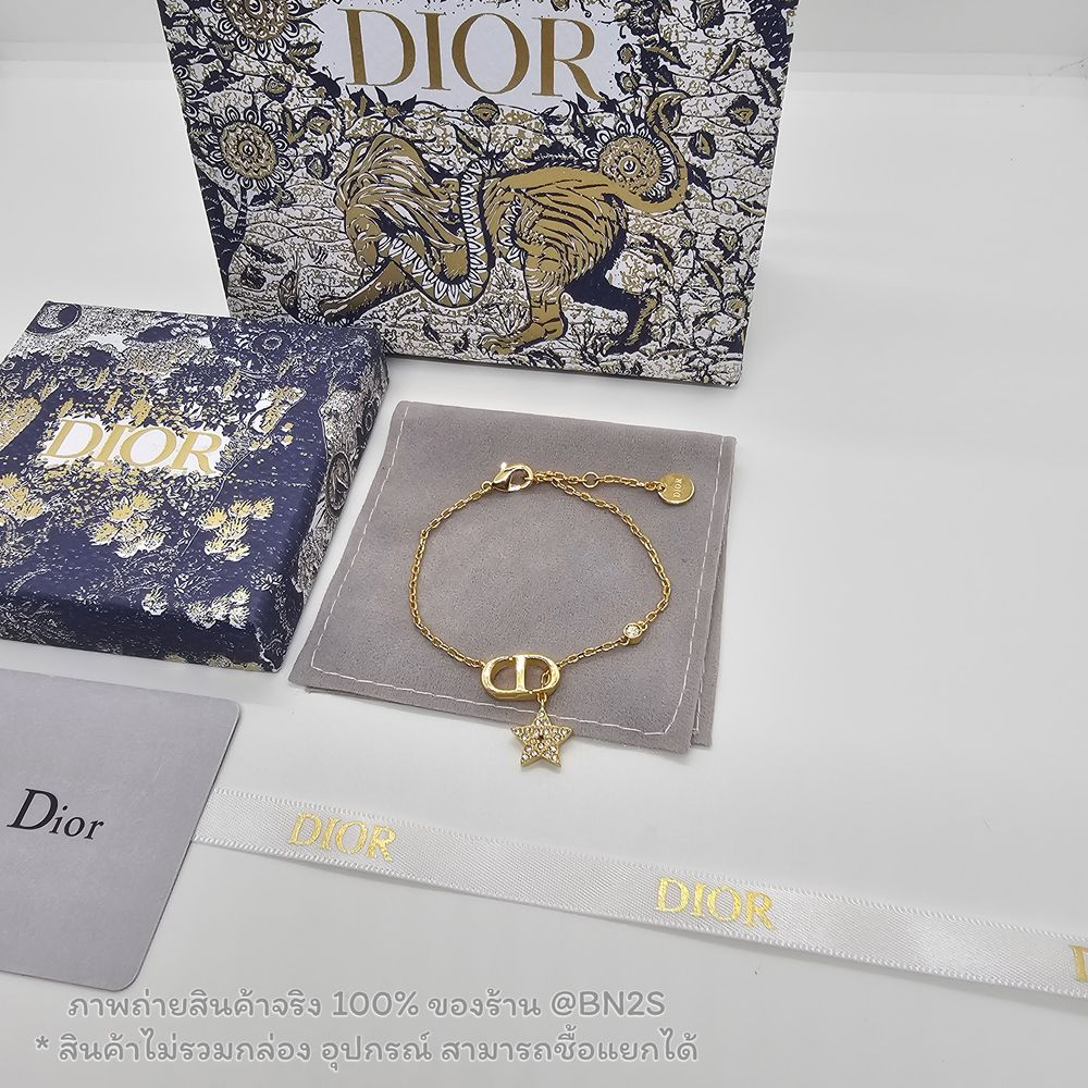 สร้อยแขน DIOR PETIT CD STAR CRYSTAL BRACELET จี้ดาวประดับคริสตัล งานสวย 1:1 จี้ CD ปรับความยาวได้ พร้อมส่งในไทย งาน 1:1 ไม่รวมกล่อง ยาว 16 ซม. เพิ่มได้อีก 3 ซม. ฟรีถุงกระดาษ ซองซิปล็อค ปั๊มแบรนด์ สวยมาก