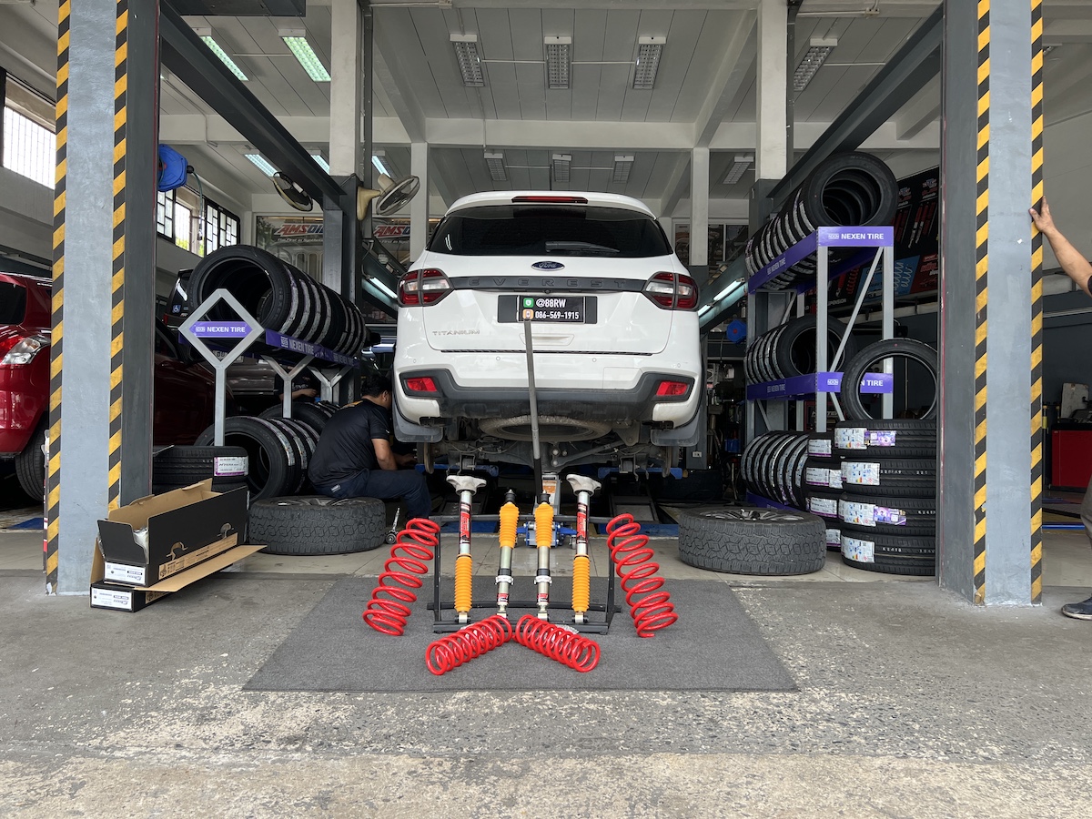 FORD EVEREST เข้ารับบริการอัพเกรดช่วงล่าง เปลี่ยนโช้คอัพใช้งานแทนชุดเดิม ที่เสื่อมสภาพพร้อมเปลี่ยนปีกนกบนแท้เบิกศูนย์ [+] YSS E SERIES [+] YSS SPRING PERFORMANCE [+] ปีกนกบนแท้ สอบถามข้อมูลเพิ่มเติม หรือนัดหมายเข้ารับบริการ ☎️ : 08-6569-1915 ☎️ : 08-6544-5963 Line id : @88rw Facebook : https://www.facebook.com/88rwtire Location : https://goo.gl/maps/HrNUAZXPN94KvxZ98 #YSSspring #FordEverest #ysseseries #ยางรถยนต์ #ช่วงล่างรถยนต์ #โช้คอัพรถยนต์