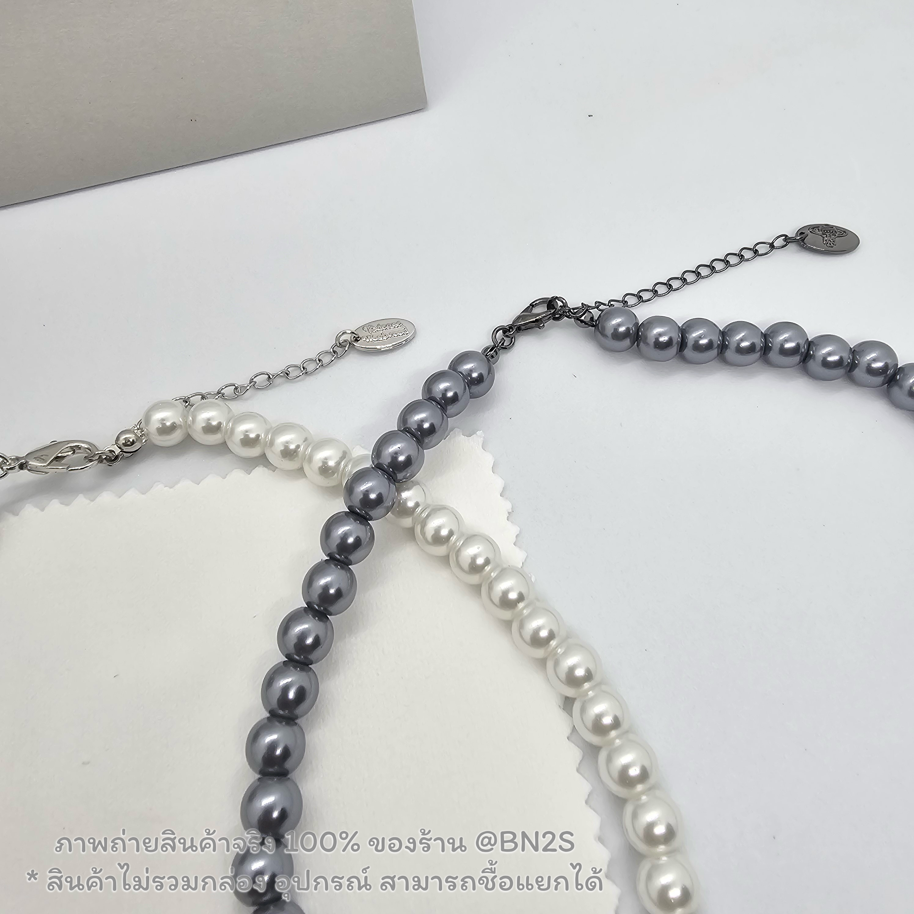 สีขาว | VIVIENNE WESTWOOD MINI BAS RELIEF PEARL CHOKER สร้อยคอไข่มุกวิเวียน จี้ฝังเพชรดาวเสาร์ อะไหล่เงิน - ดำ ปรับสายความยาวได้ ความยาว 40+5 ซม.