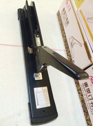เครื่องเย็บกลางกระดาษปกเอกสาร (long-reach stapler) รุ่น SC-102