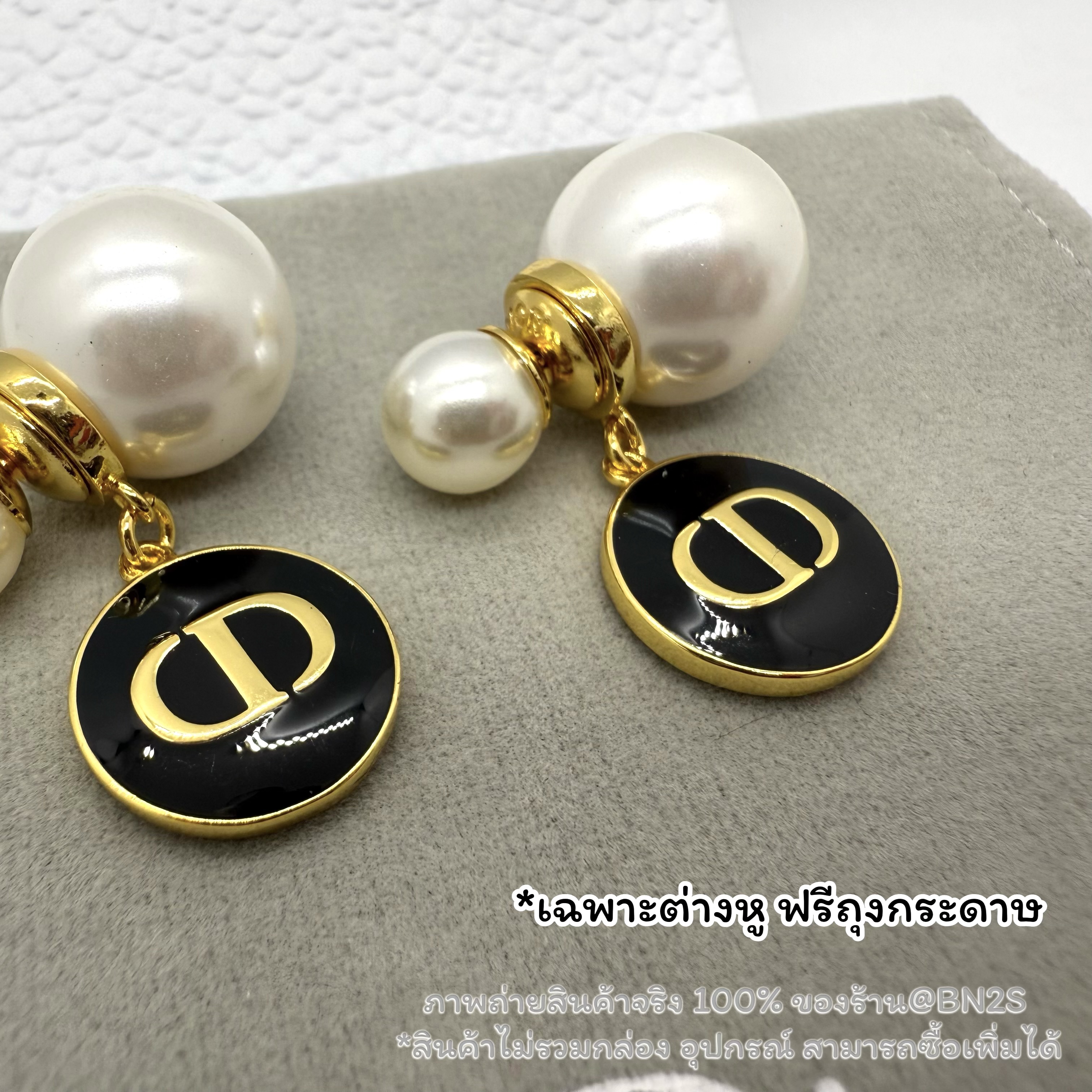 [ORI] Dior Faux Pearl & Lacquer CD Drop Tribales Earrings ต่างหูจี้ห้อย CD สีดำ ทับหลังไข่มุก งาน 1:1 สวยมาก พร้อมส่งในไทย สินค้า พร้อมถุงกระดาษ ซองซิปล็อค