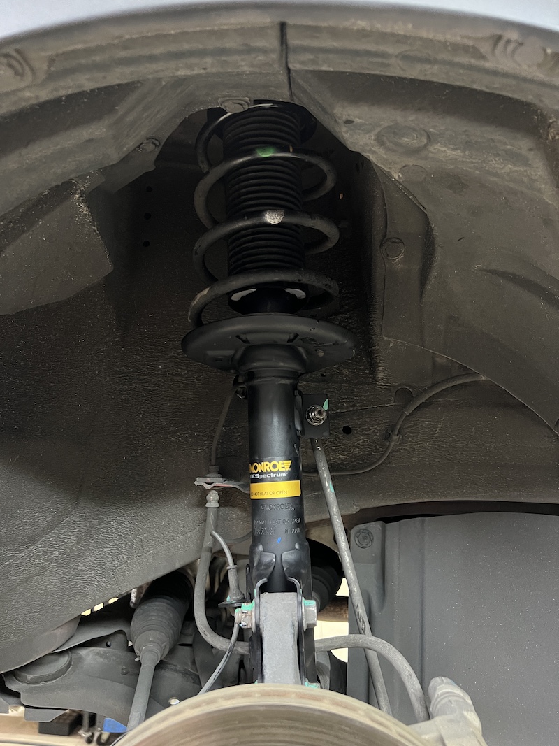 Suzuki XL7 ติดตั้งโช้คอัพ Monroe OE Spectrum พร้อมอะไหล่ส่วนควบใหม่ทั้งหมด สิ่งที่จะได้รับหลังจากติดตั้ง: ฟีลลิ่งแบบรถยุโรป: โช้คอัพ Monroe OE Spectrum ให้ความนุ่มนวลและยืดหยุ่นสูง ขับสบายในทุกสภาพถนน ไร้กังวลเรื่องเสียง: เทคโนโลยี ICV ช่วยลดแรงสั่นสะเทือนและเสียงรบกวนในห้องโดยสาร ทำให้การขับขี่เงียบขึ้น ทนทานกว่าเดิม: ผลิตด้วยวัสดุคุณภาพสูง ทนทานต่อการใช้งาน และยืดอายุการใช้งานของช่วงล่าง ความมั่นคงที่เพิ่มขึ้น: รถทรงตัวได้นิ่งขึ้น ลดอาการโคลงเคลง เข้าโค้งมั่นใจ เหมาะสำหรับใคร? เจ้าของ Suzuki XL7 ที่ต้องการความสบายในการขับขี่ประจำวันและผู้โดยสาร ผู้ที่ต้องการอัปเกรดช่วงล่างให้มีความมั่นคง ปลอดภัย และนุ่มนวลยิ่งขึ้น 👉 สำหรับเจ้าของ XL7 ที่อยากได้ฟีลลิ่งขับขี่ที่สบายขึ้น แต่มั่นใจกว่าเดิม Monroe OE Spectrum คือคำตอบ! 📌 สอบถามข้อมูลเพิ่มเติม หรือนัดหมายเข้ารับบริการ ☎️ : 08-6569-1915 ☎️ : 08-6544-5963 💬 Line id : @88rw 📍 Location : https://goo.gl/maps/HrNUAZXPN94KvxZ98 🌐 Facebook : https://www.facebook.com/88rwtire #Suzuki #XL7 #Monroe #OESpectrum #โช้คอัพ #ช่วงล่าง #ยางเจริญรุ่งเรือง #นนทบุรี #งามวงศ์วาน #รถครอบครัว