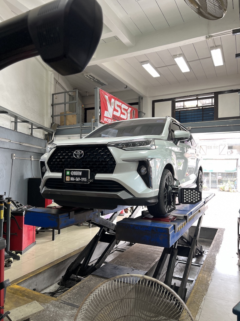 🚗 Toyota Veloz x Profender Drift Series “ช่วงล่างใหม่ ฟีลลิ่งสบาย ใช้งานทุกวันได้จริง” ลูกค้า Toyota Veloz อัปเกรดช่วงล่างด้วย Profender Drift Series + ปรับได้ 16 ระดับ หน้า–หลัง + จัดทรงเล็กน้อย ไม่โหลดมาก ยังใช้งานสะดวก + เหมาะสำหรับขับขี่ประจำวัน ทั้งในเมืองและวิ่งทางไกล + ความแตกต่างที่สัมผัสได้หลังติดตั้ง ขับนุ่มนวลขึ้น ไม่เด้ง ไม่จั๊ม เข้าโค้งมั่นใจ รถเกาะถนนดี หนึบกำลังพอดี แต่ไม่แข็งกระด้าง ครอบครัวนั่งสบาย ใช้งานได้จริงทุกวัน 📌 เหมาะสำหรับคนที่อยากให้รถ นั่งสบาย + หนึบแน่น มากกว่าโช้คเดิม แต่ไม่อยากโหลดเยอะ สอบถามข้อมูลเพิ่มเติม หรือนัดหมายเข้ารับบริการ ☎️ : 08-6569-1915 ☎️ : 08-6544-5963 Line id : @88rw Facebook : https://www.facebook.com/88rwtire Location : https://goo.gl/maps/HrNUAZXPN94KvxZ98 #ToyotaVeloz #Profender #ยางรถยนต์นนทบุรี #ช่วงล่างรถยนต์ #โช้คอัพรถยนต์
