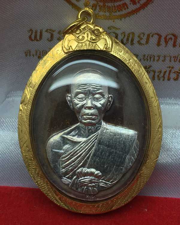 เหรียญรูปไข่ หลวงพ่อคูณ ปริสุทฺโธ วัดบ้านไร่ พิมพ์ครึ่งองค์ รุ่นปาฏิหาริย์ EOD ปี ๒๕๕๖ แยกจากชุดเหรียญกรรมการหน้ากากเงิน เนื้อทองแดง หน้ากากเงิน พร้อมเลียมกรอบทองคำ หมายเลข ๙๙